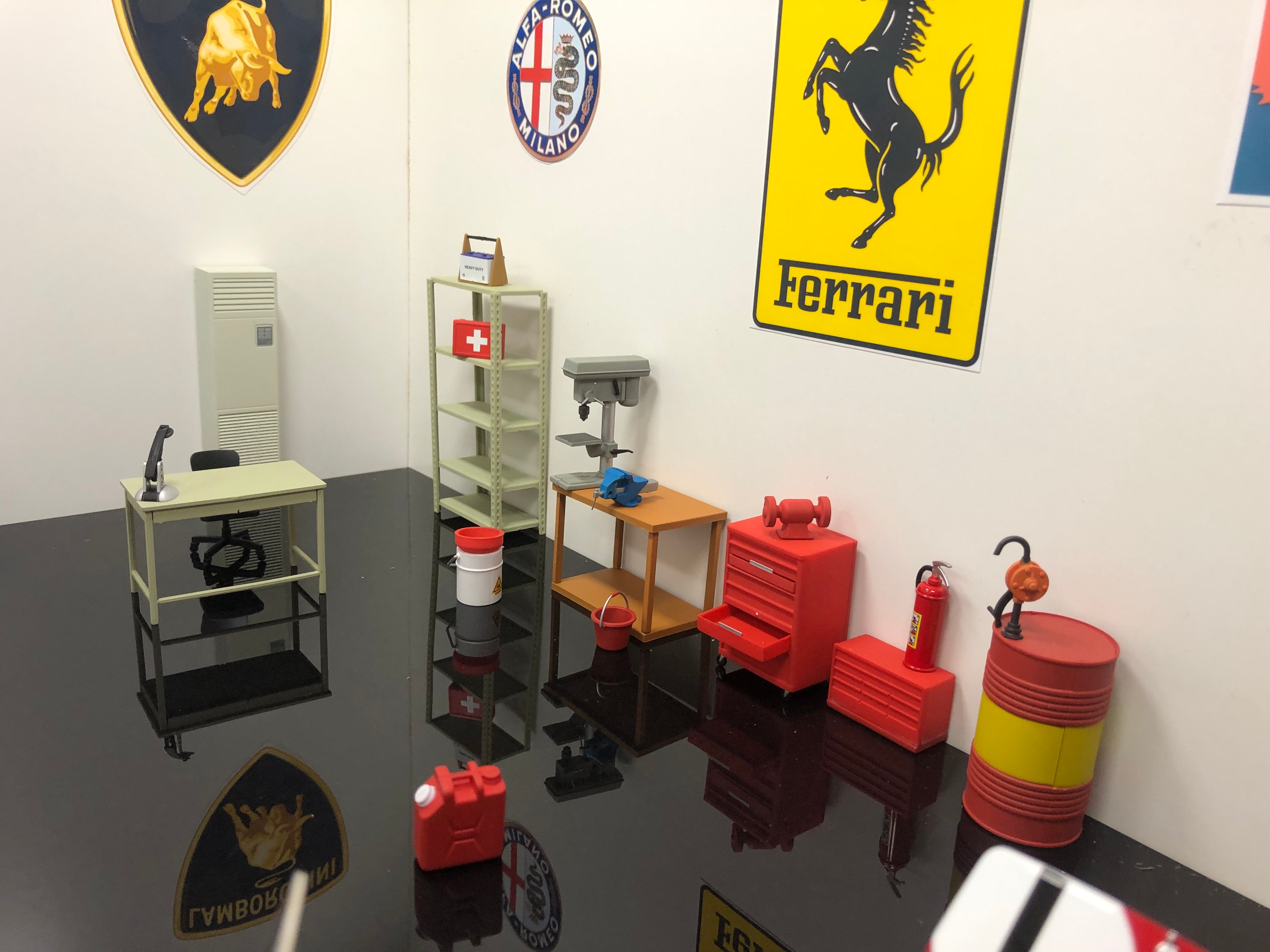 Garage/Workshop Diorama set 1:18 scale