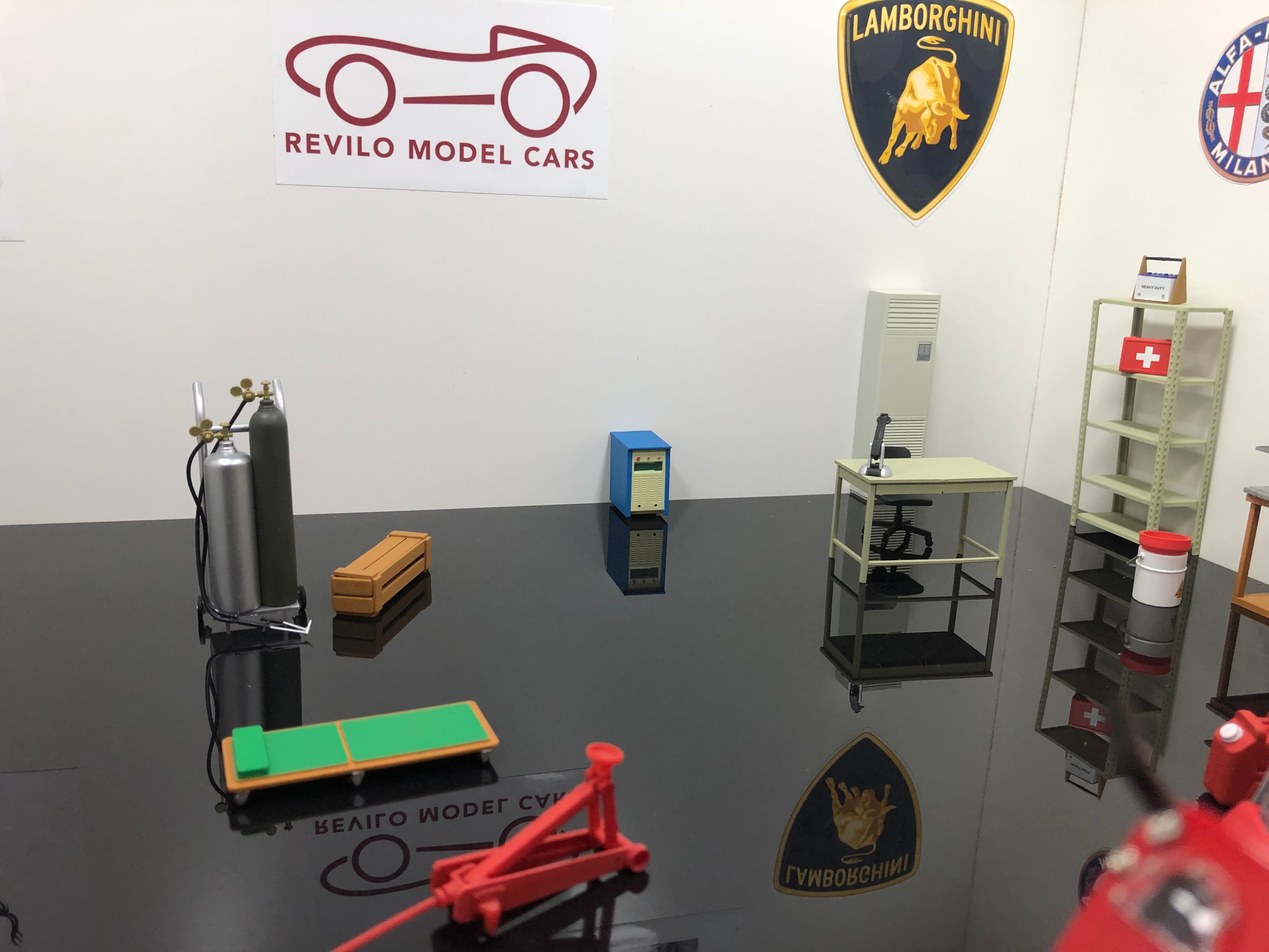 Garage/Workshop Diorama set 1:18 scale