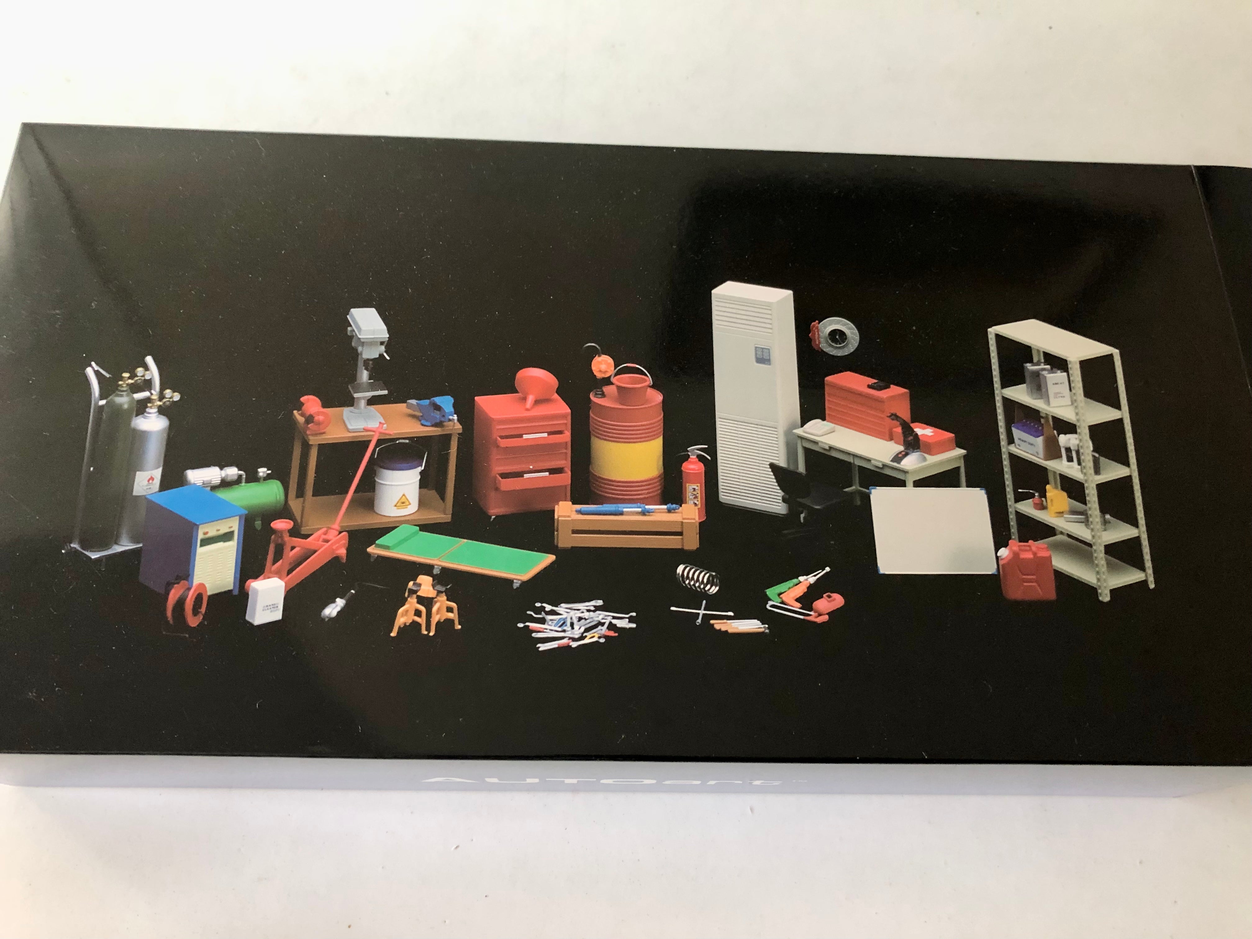 Garage/Workshop Diorama set 1:18 scale