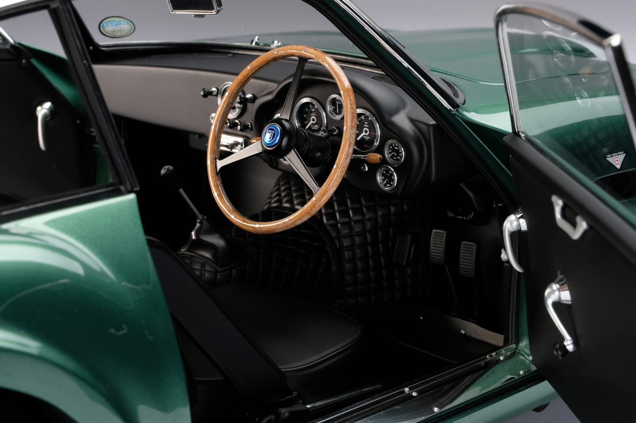 Amalgam 1:8 Aston Martin DB4 GT Zagato 1 VEV