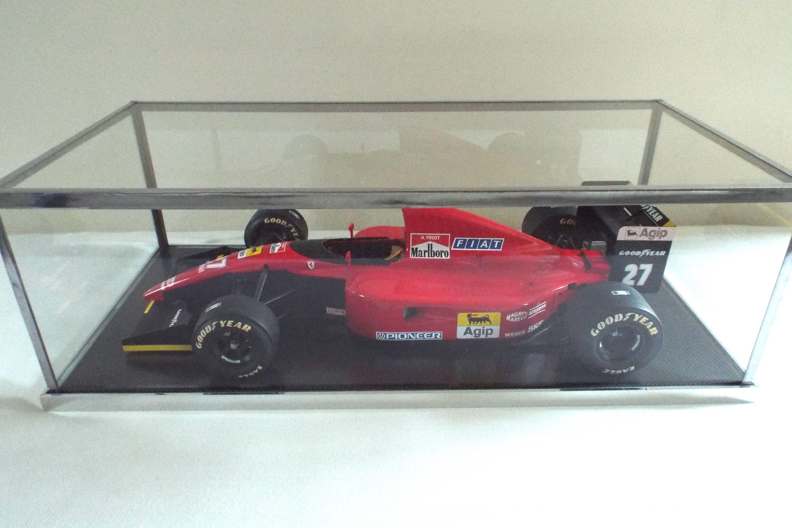 Rosso escala 1:8 Ferrari 643