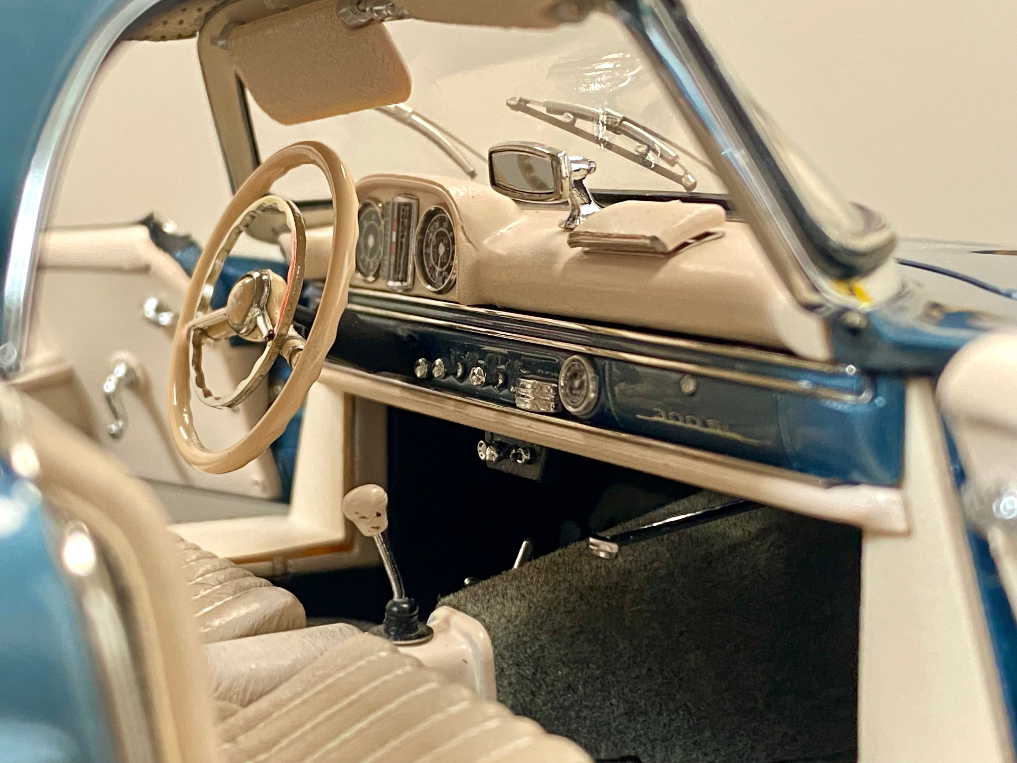 CMC 1:18 Mercedes 300SL M283 Blue with removable hardtop