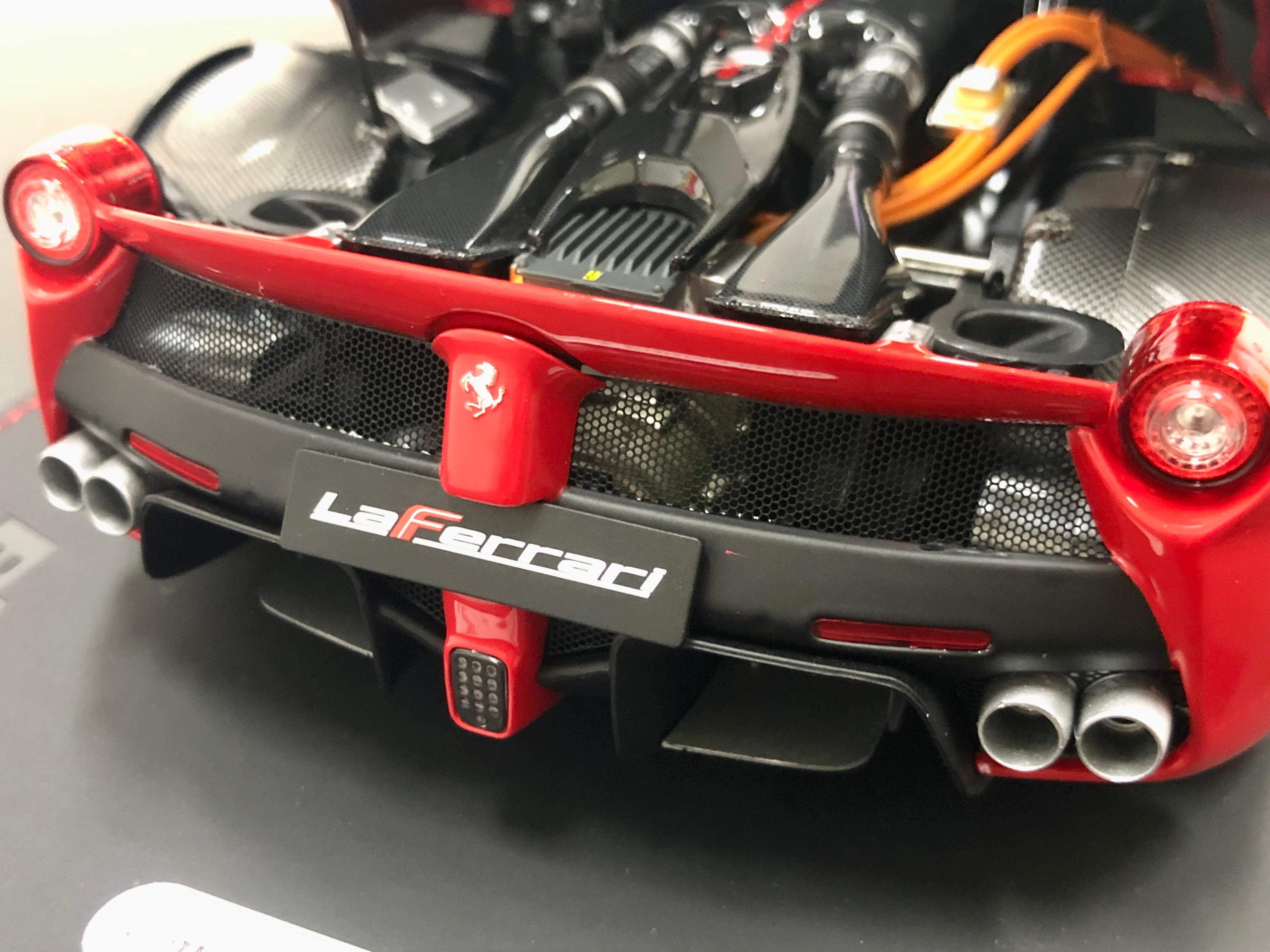 BBR La Ferrari escala 1:18 Diecast Red con techo negro