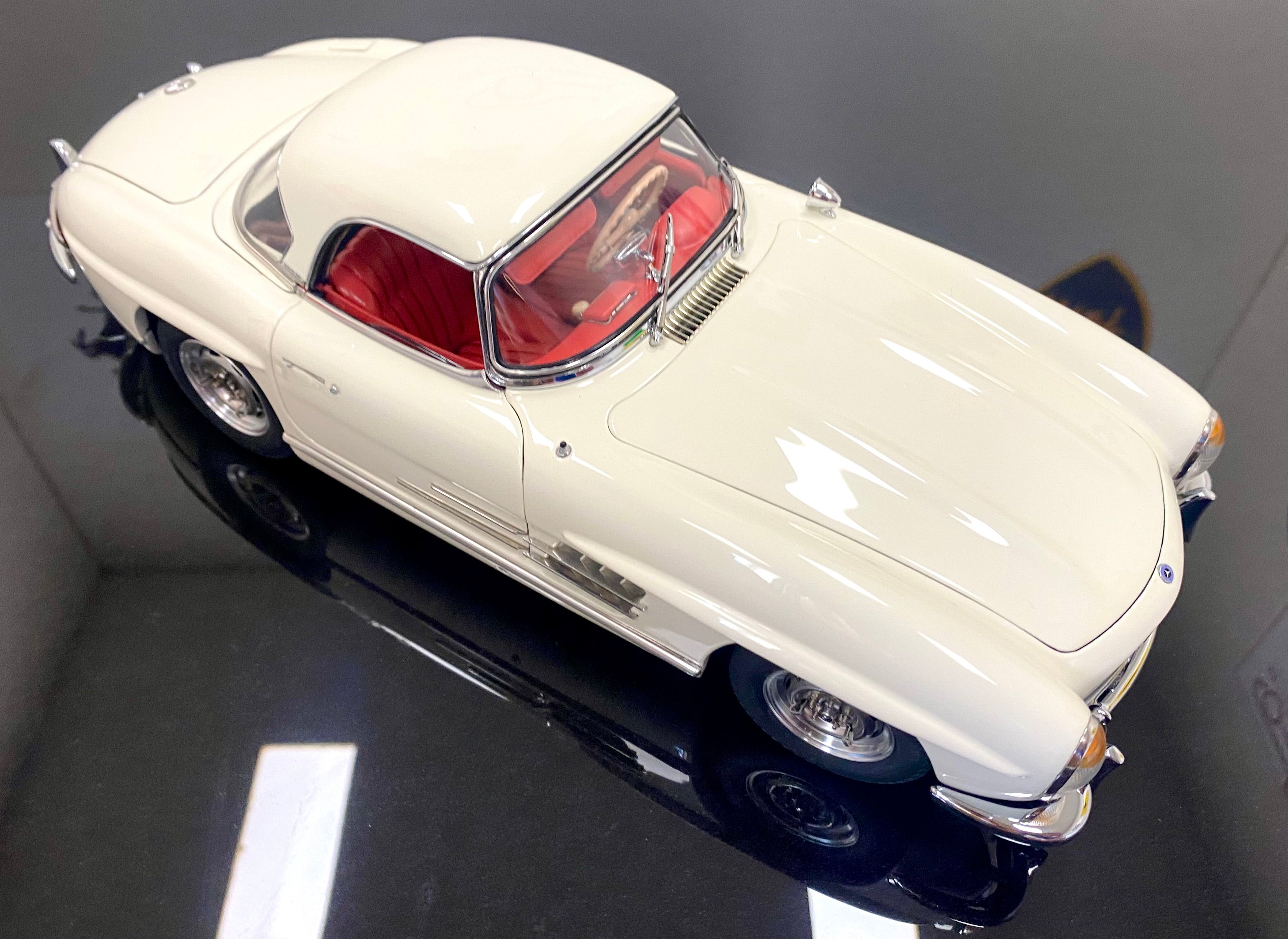 CMC 1:18 scale Mercedes 300SL M284 White with removable hardtop