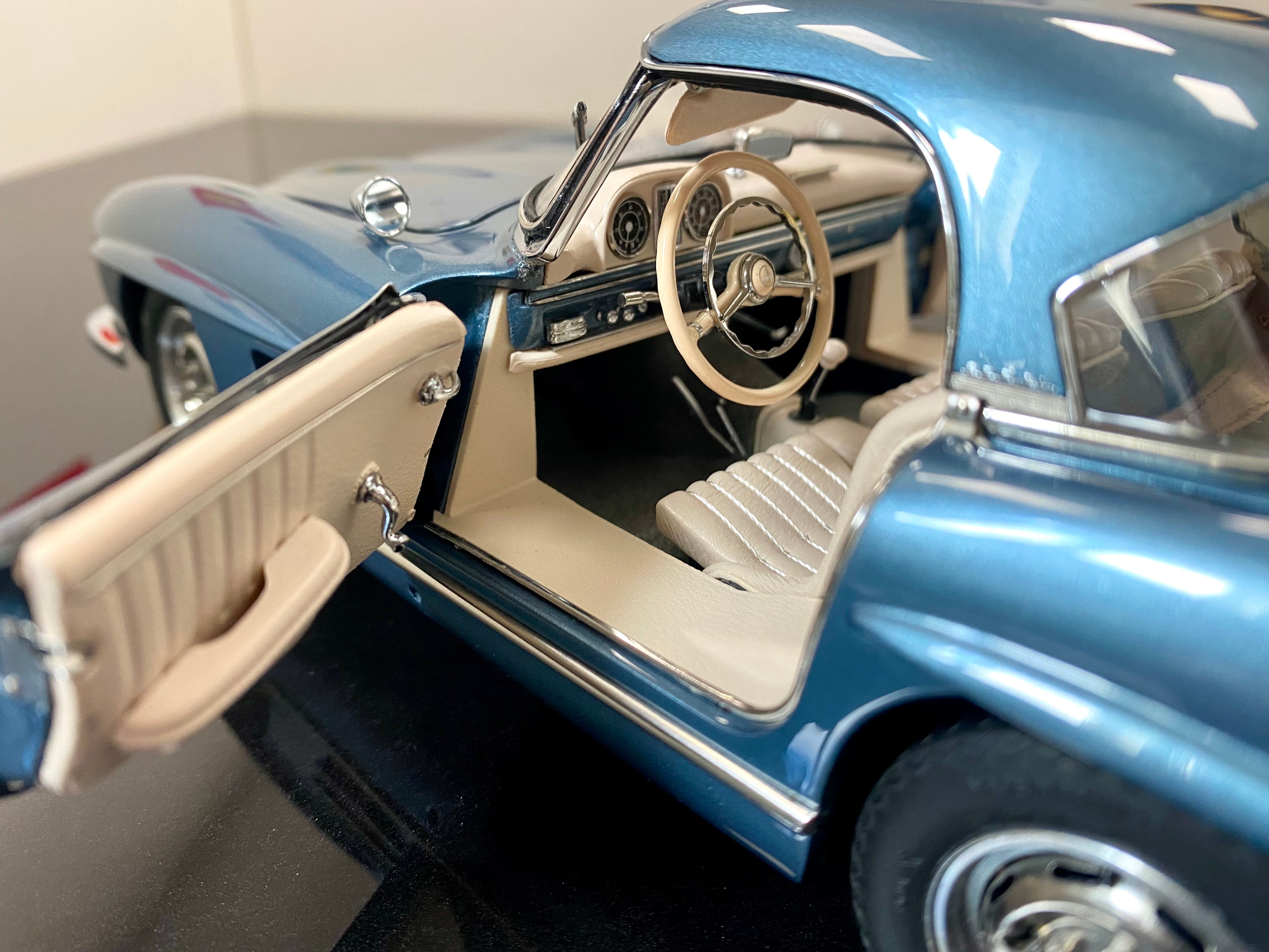 CMC 1:18 Mercedes 300SL M283 Blue with removable hardtop