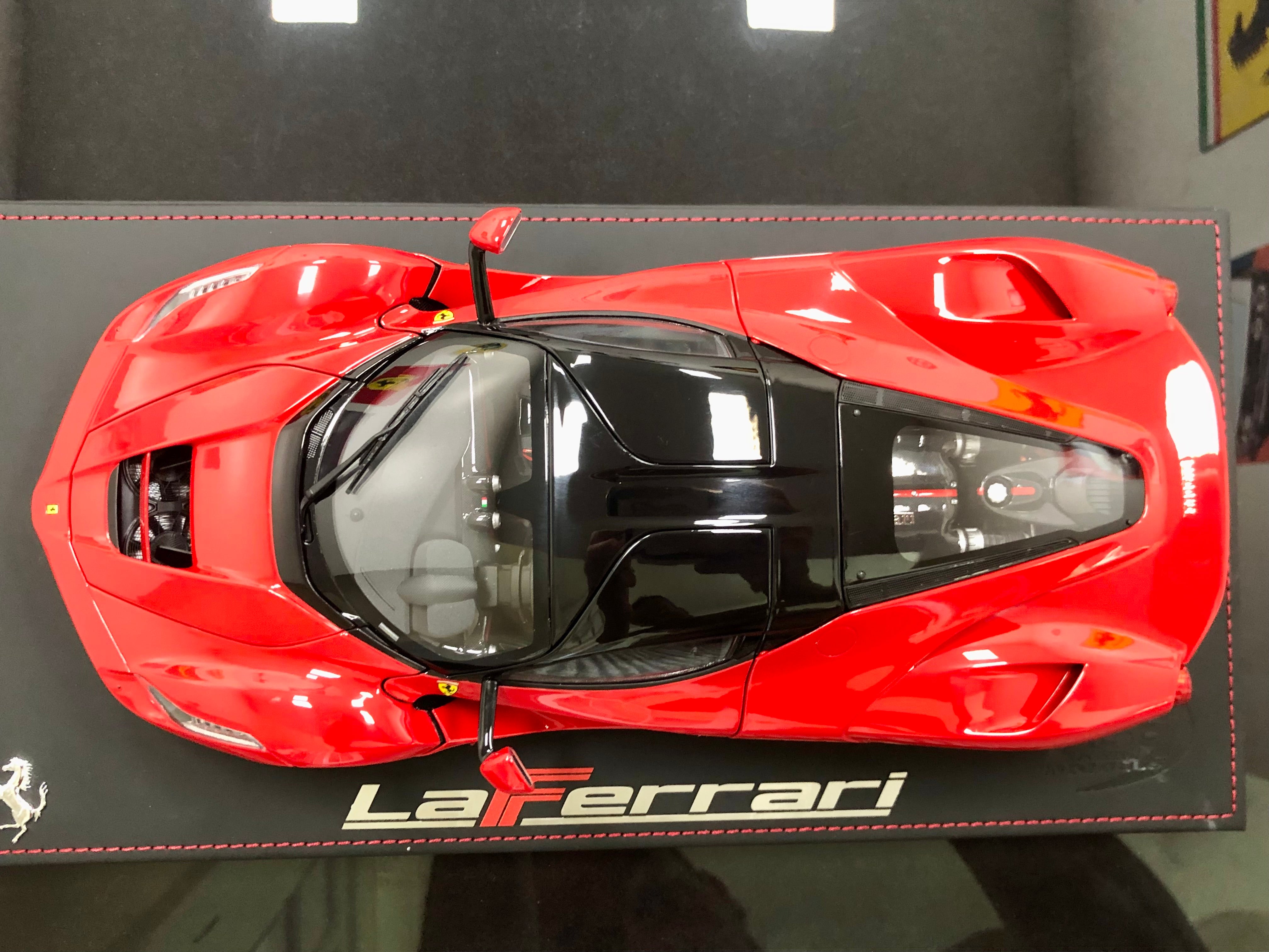 BBR La Ferrari escala 1:18 Diecast Red con techo negro