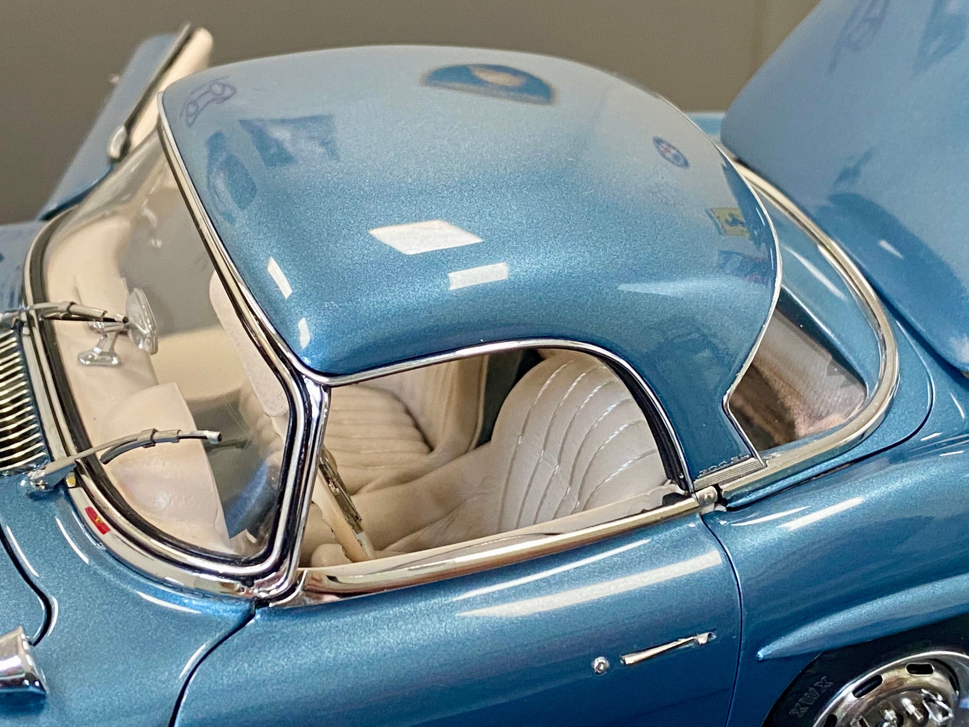 CMC 1:18 Mercedes 300SL M283 Blue with removable hardtop