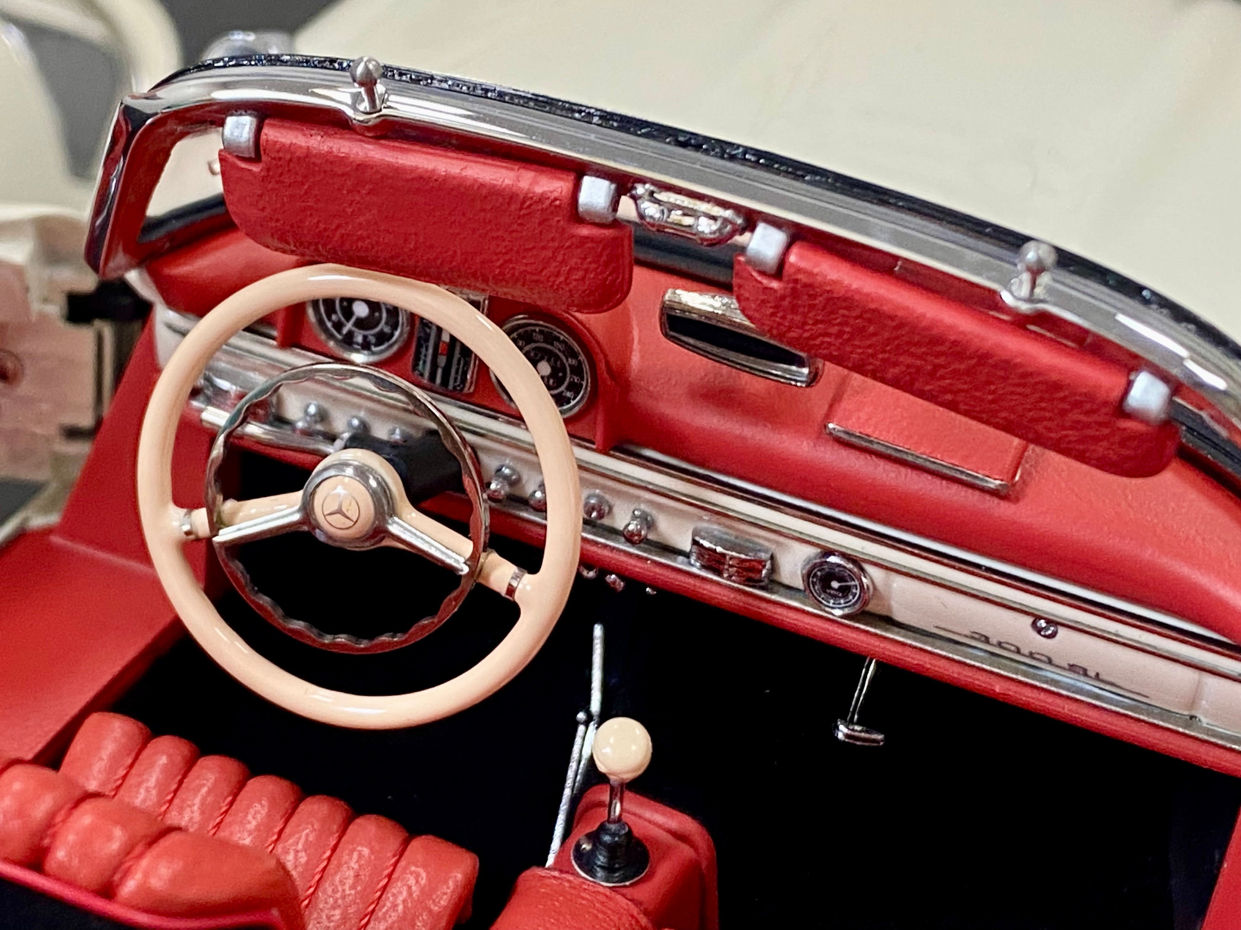 CMC 1:18 scale Mercedes 300SL M284 White with removable hardtop