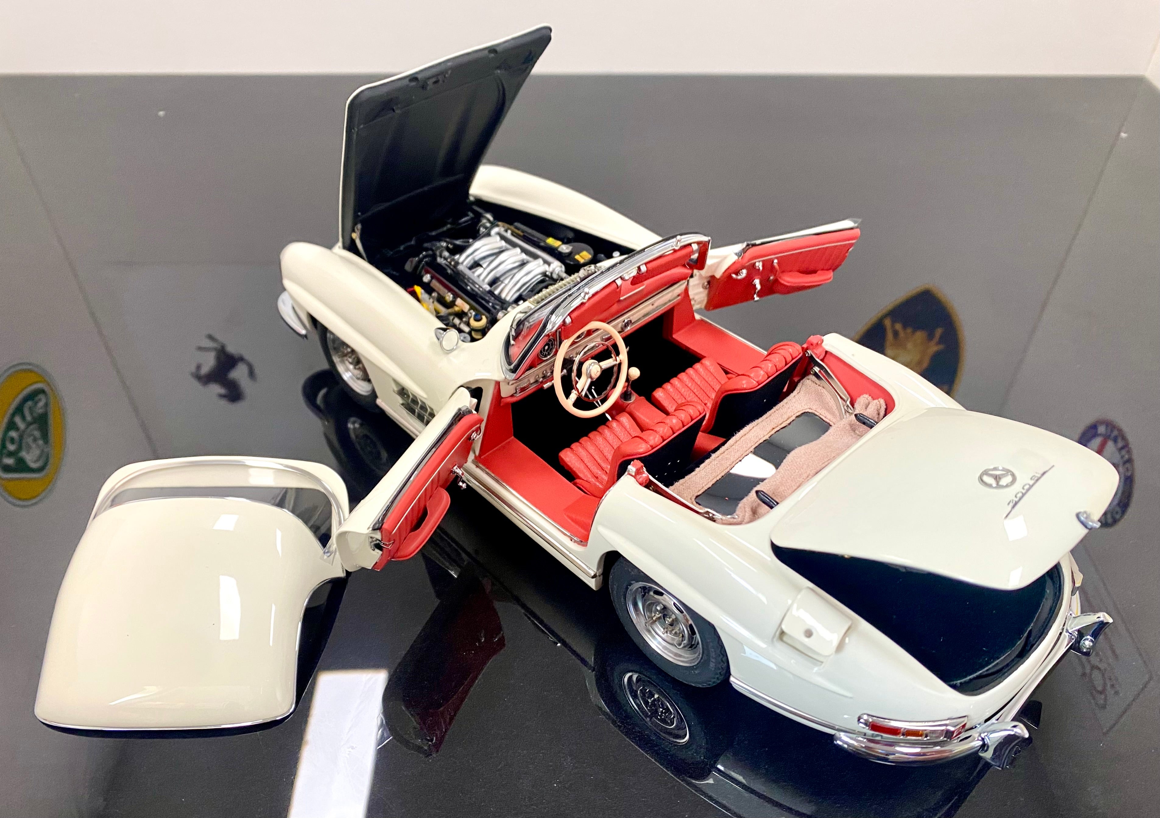 CMC 1:18 scale Mercedes 300SL M284 White with removable hardtop