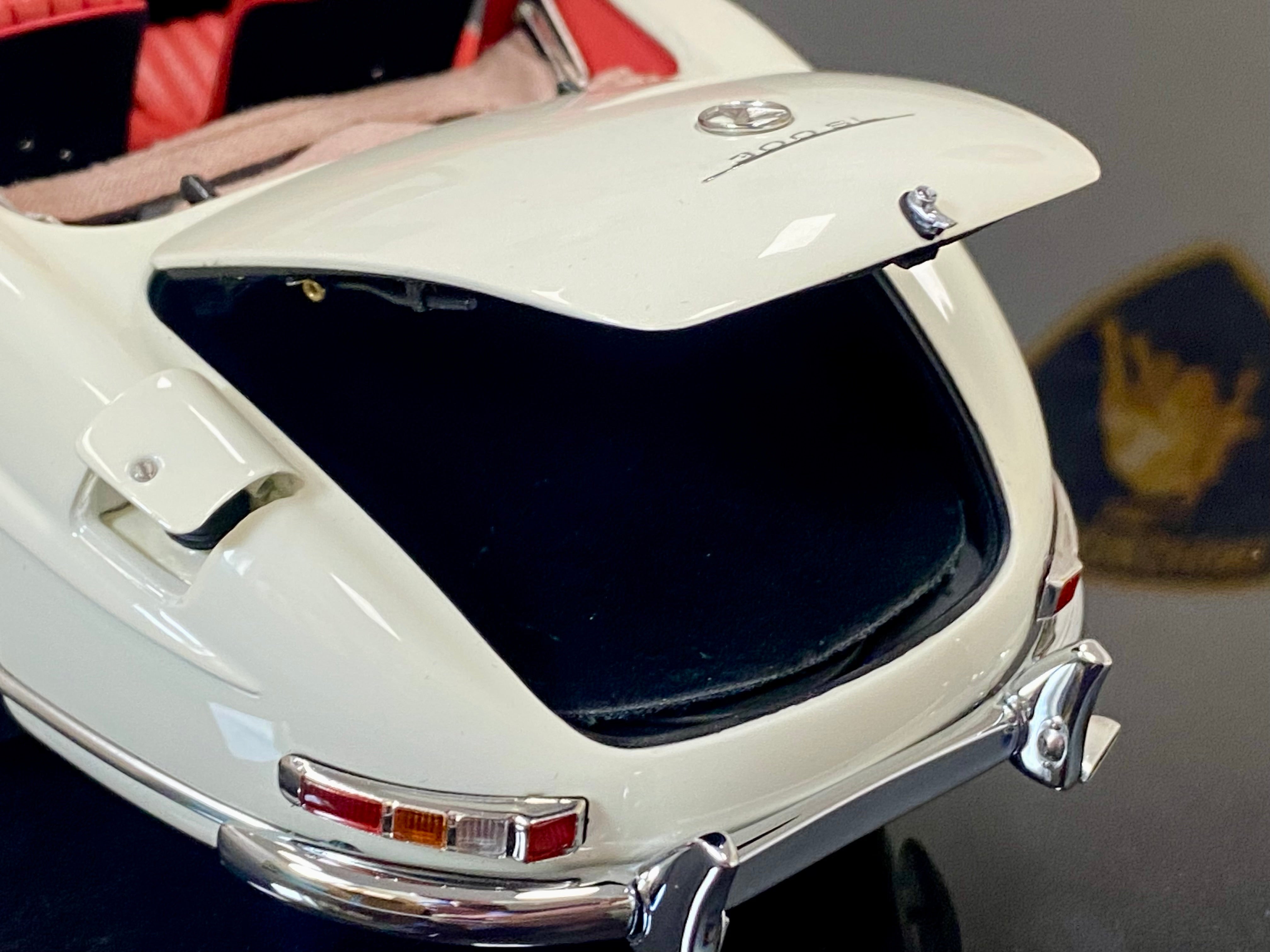 CMC 1:18 scale Mercedes 300SL M284 White with removable hardtop