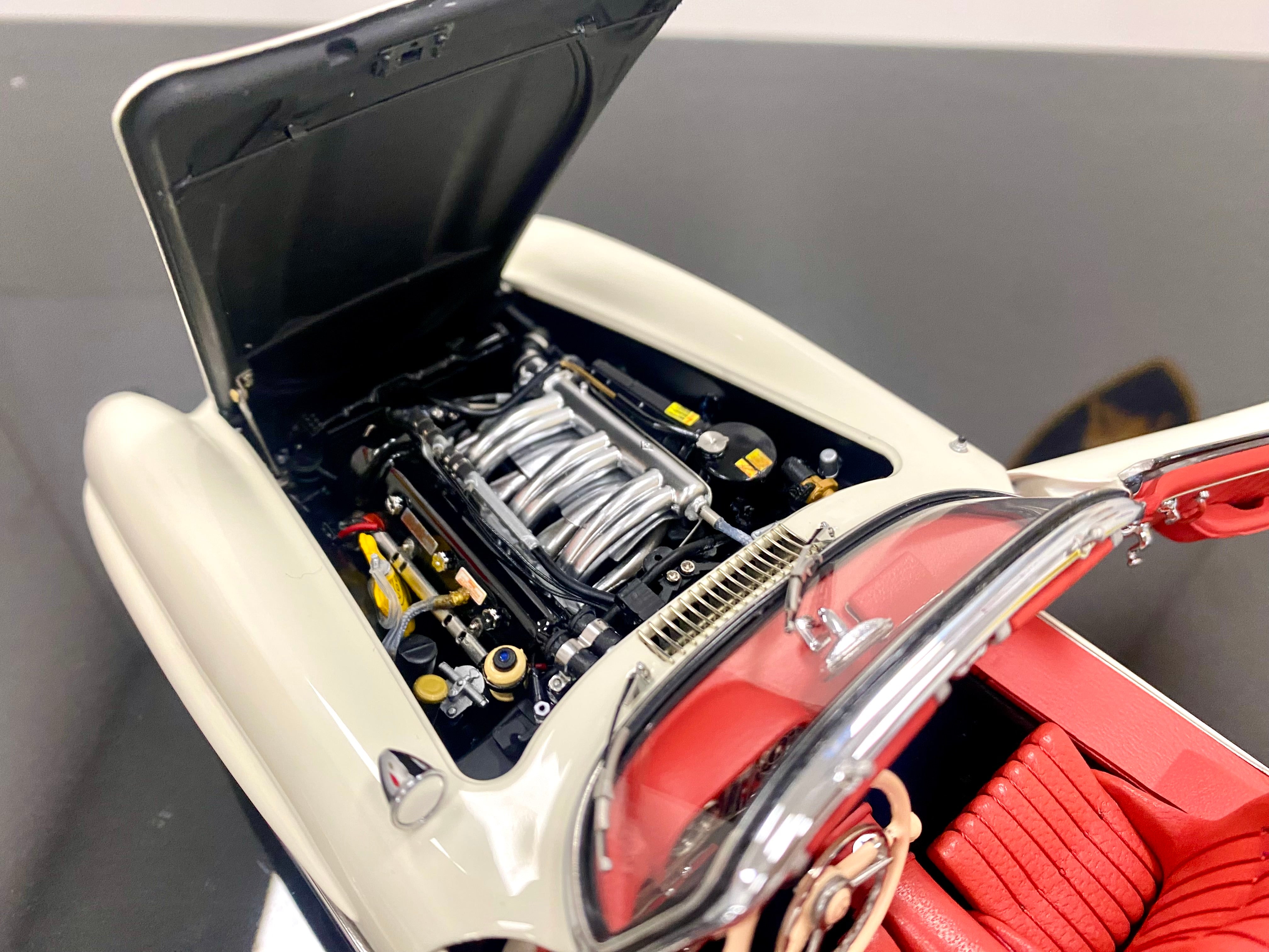 CMC 1:18 scale Mercedes 300SL M284 White with removable hardtop
