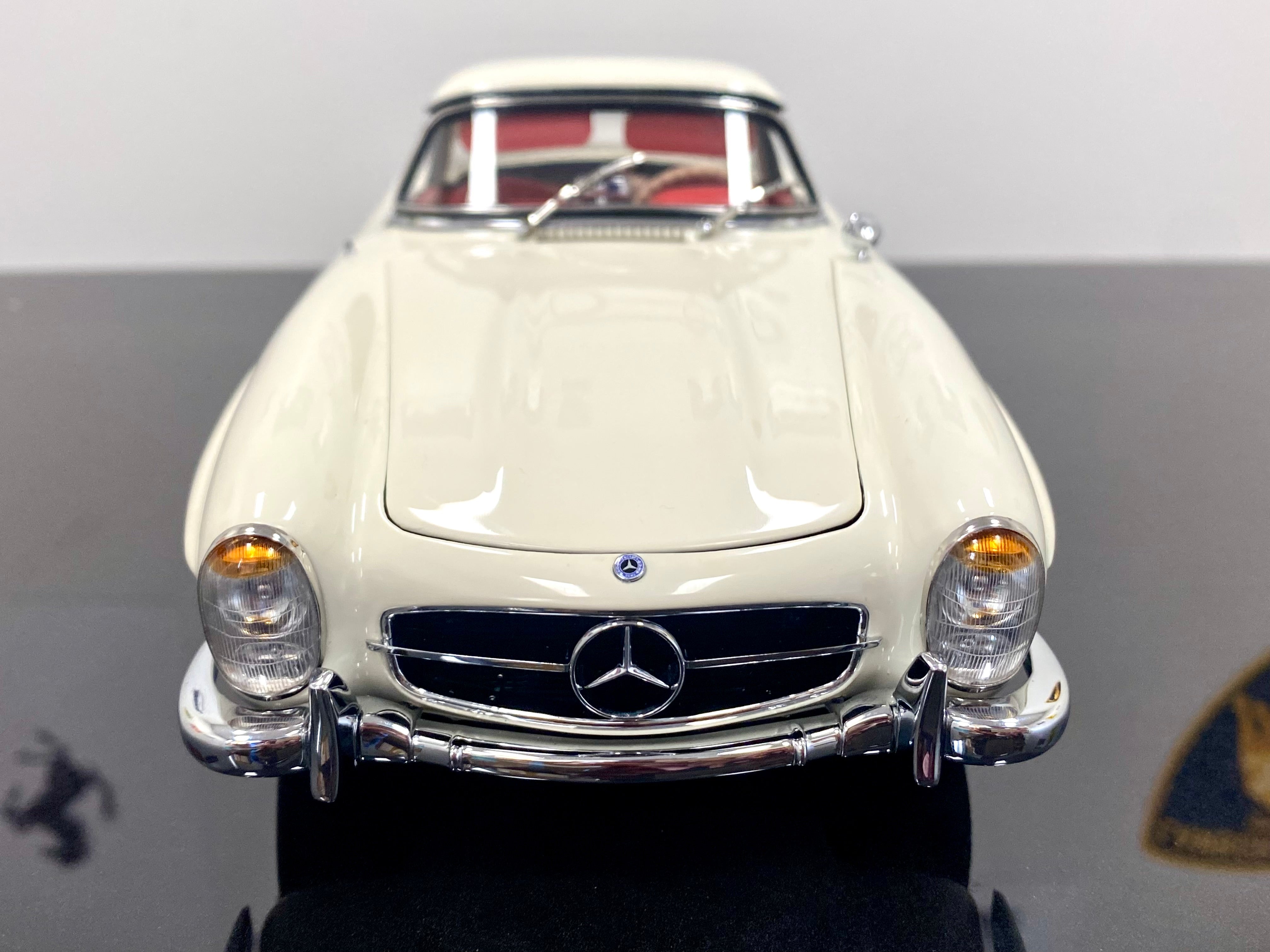 CMC 1:18 scale Mercedes 300SL M284 White with removable hardtop