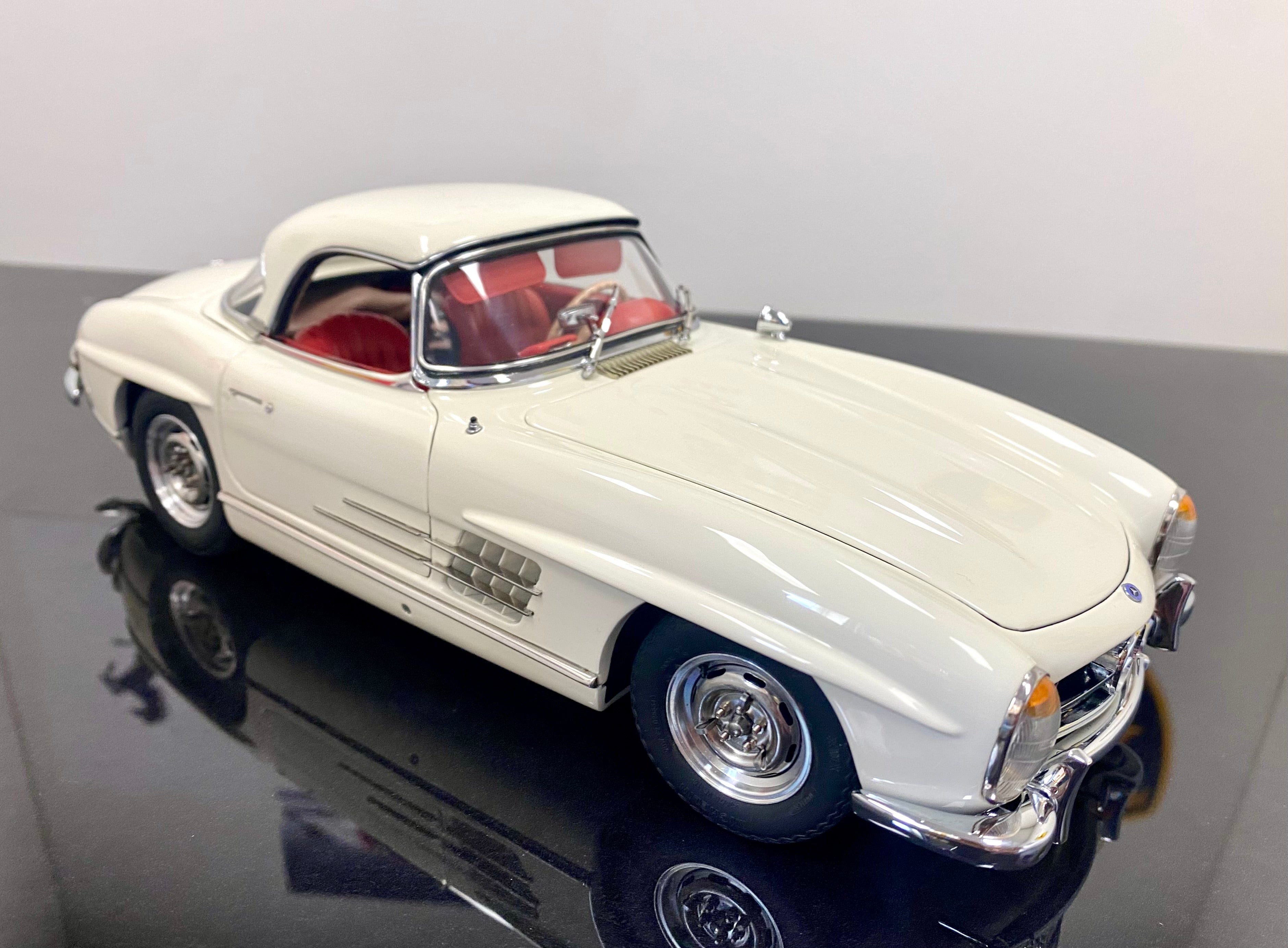 CMC 1:18 scale Mercedes 300SL M284 White with removable hardtop