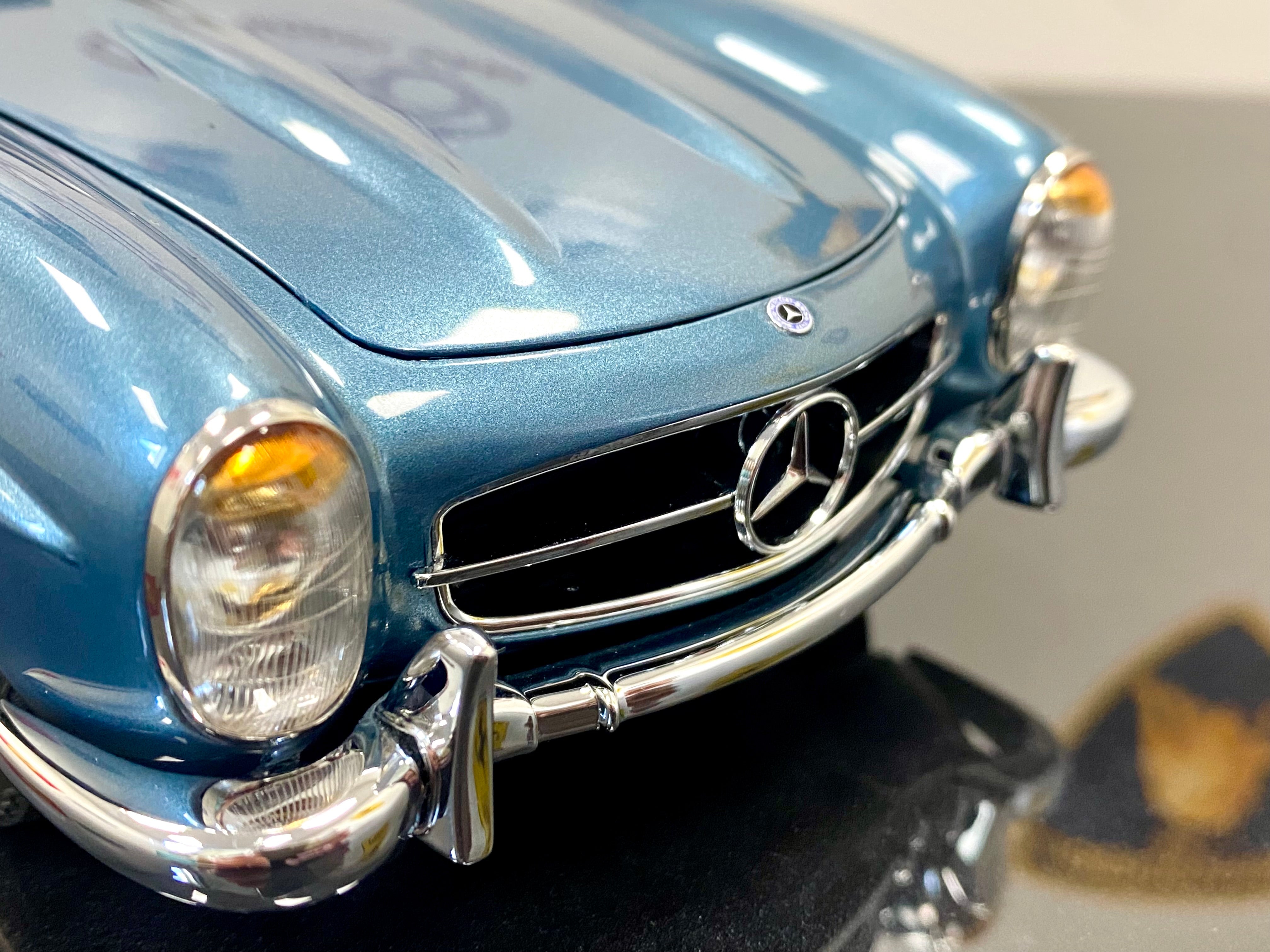 CMC 1:18 Mercedes 300SL M283 Blue with removable hardtop