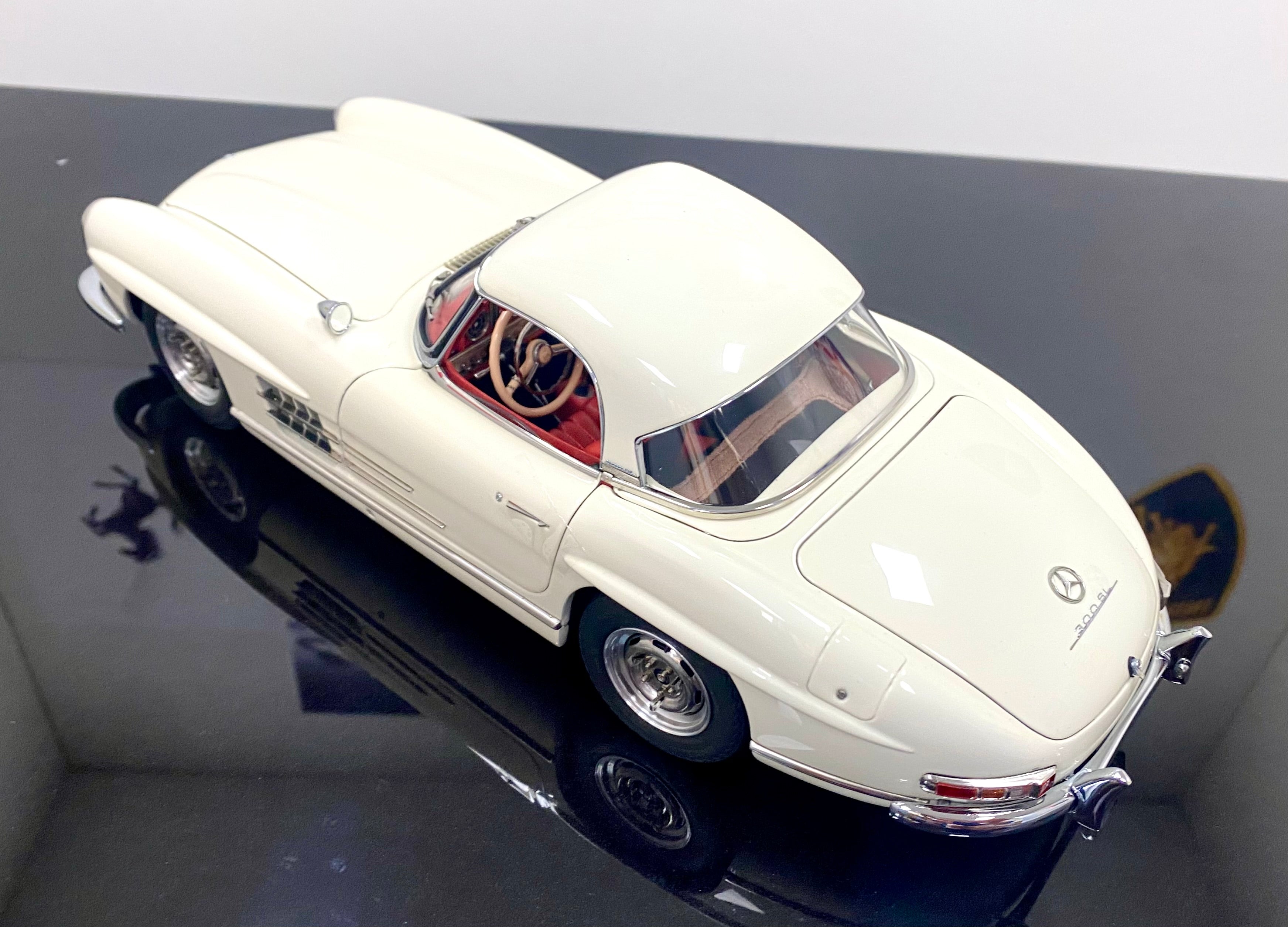 CMC 1:18 scale Mercedes 300SL M284 White with removable hardtop