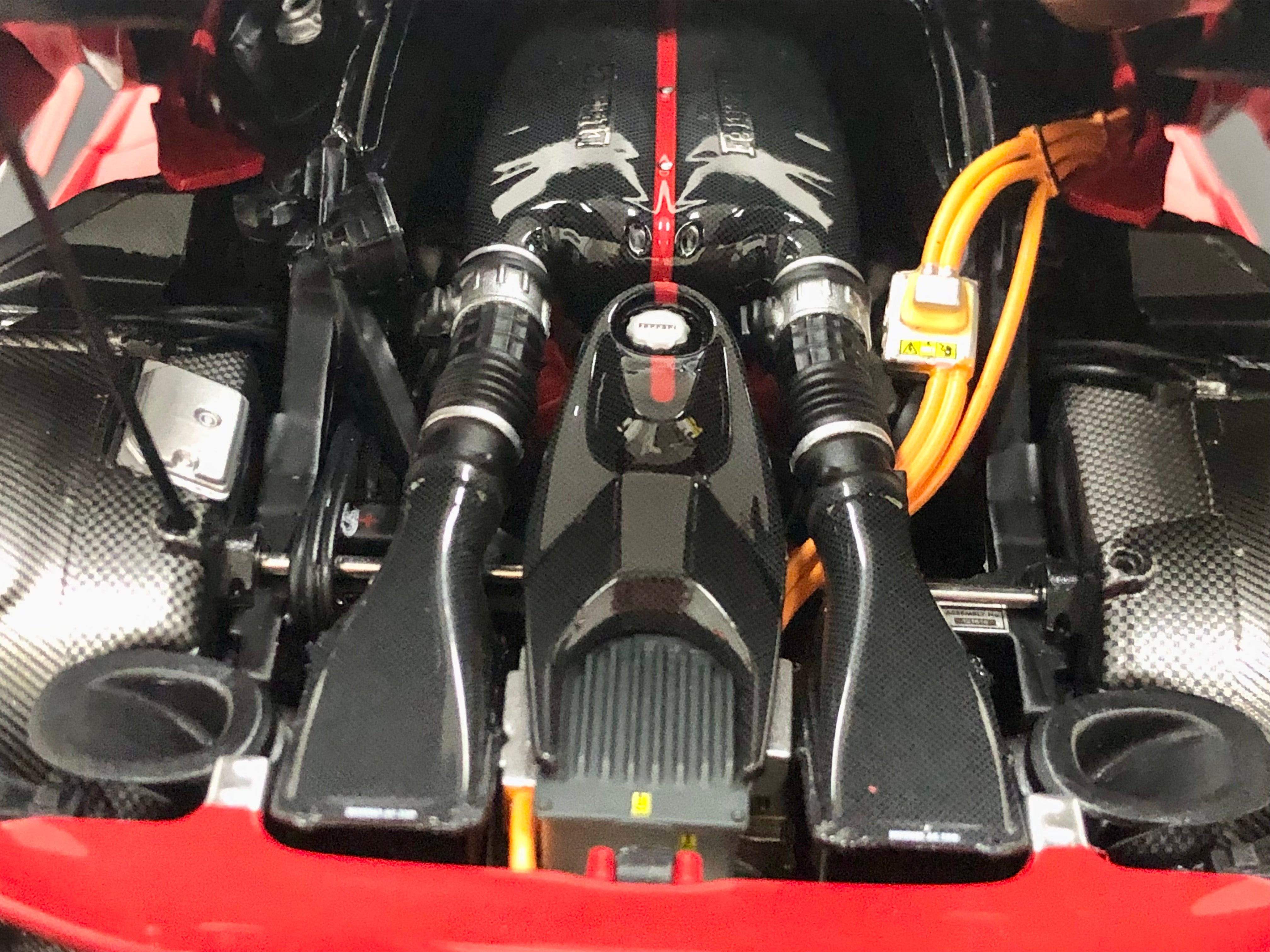 BBR La Ferrari escala 1:18 Diecast Red con techo negro