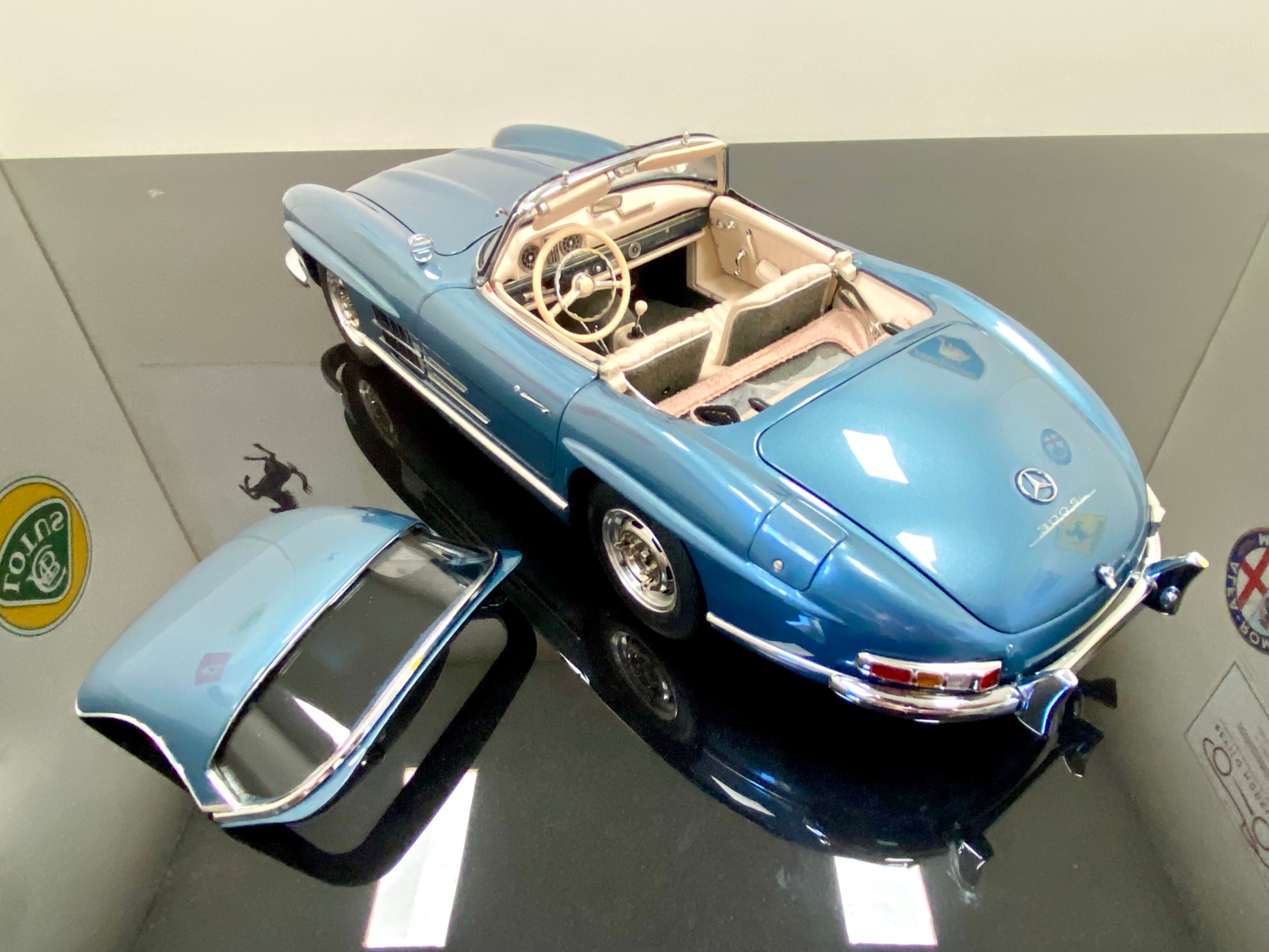 CMC 1:18 Mercedes 300SL M283 Blue with removable hardtop