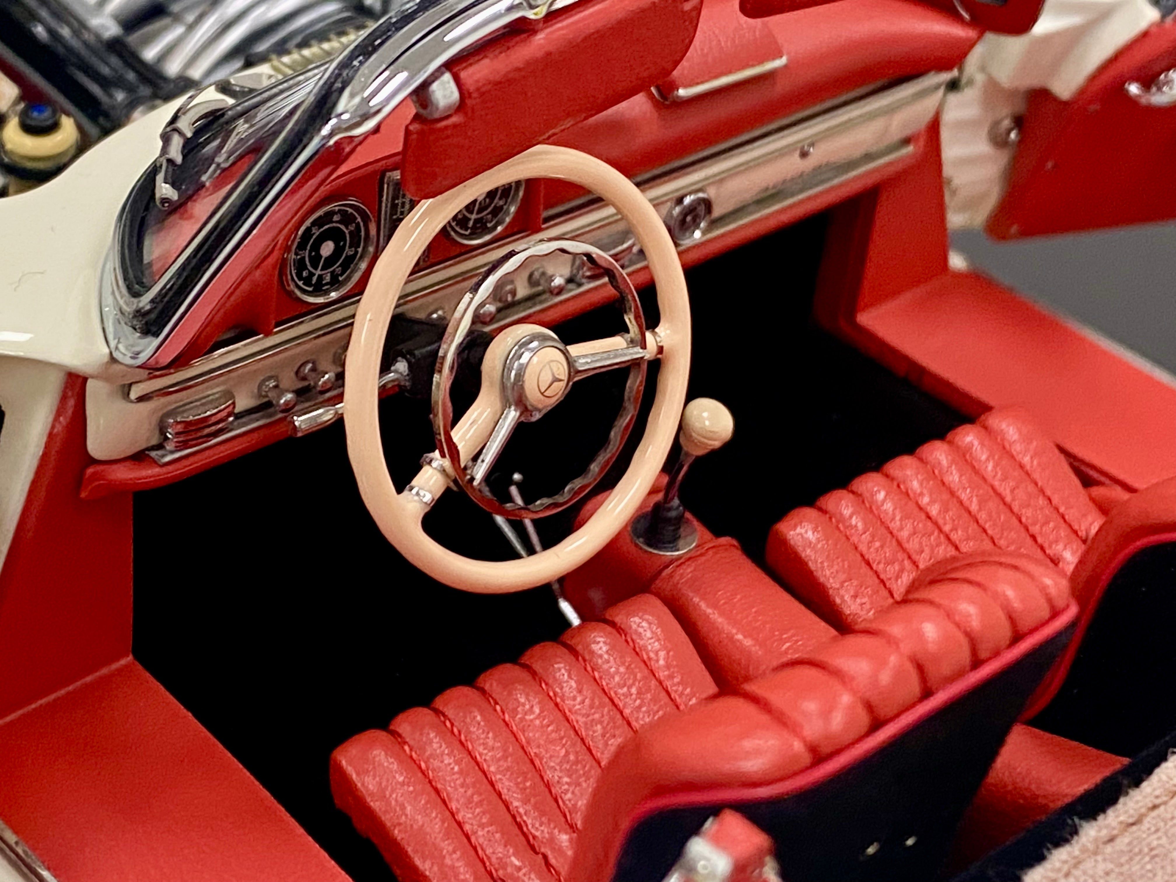 CMC 1:18 scale Mercedes 300SL M284 White with removable hardtop