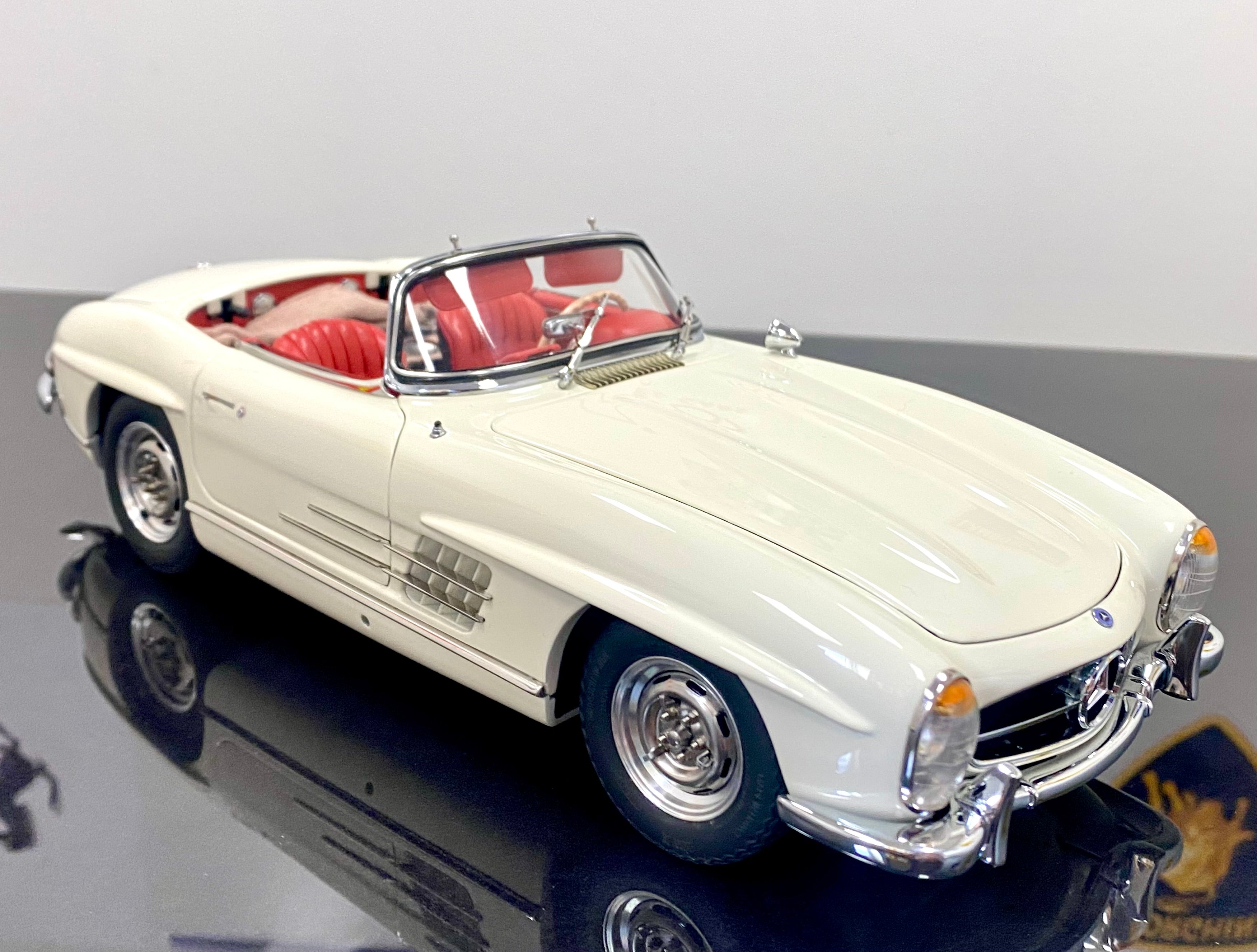 CMC 1:18 scale Mercedes 300SL M284 White with removable hardtop