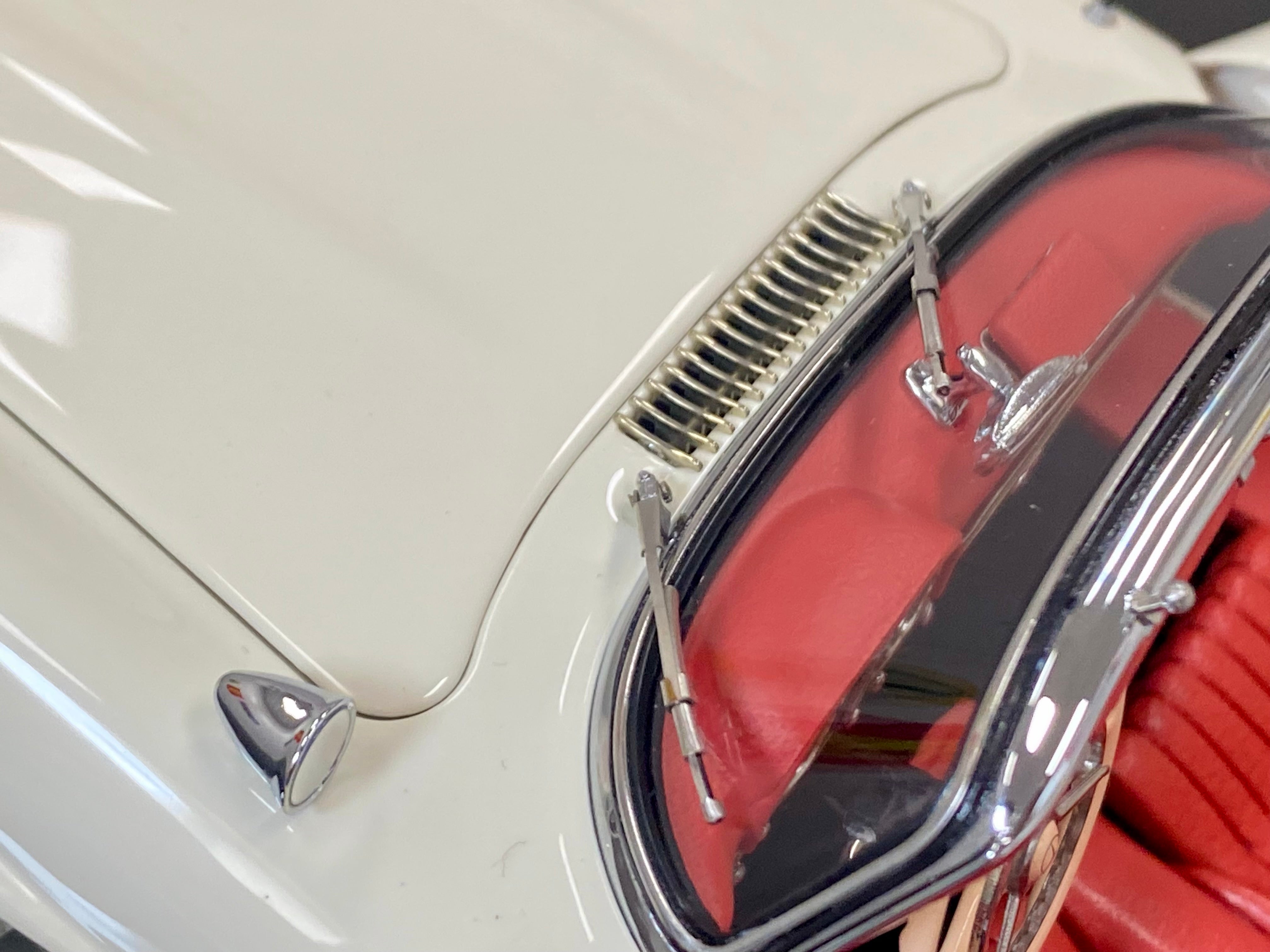CMC 1:18 scale Mercedes 300SL M284 White with removable hardtop