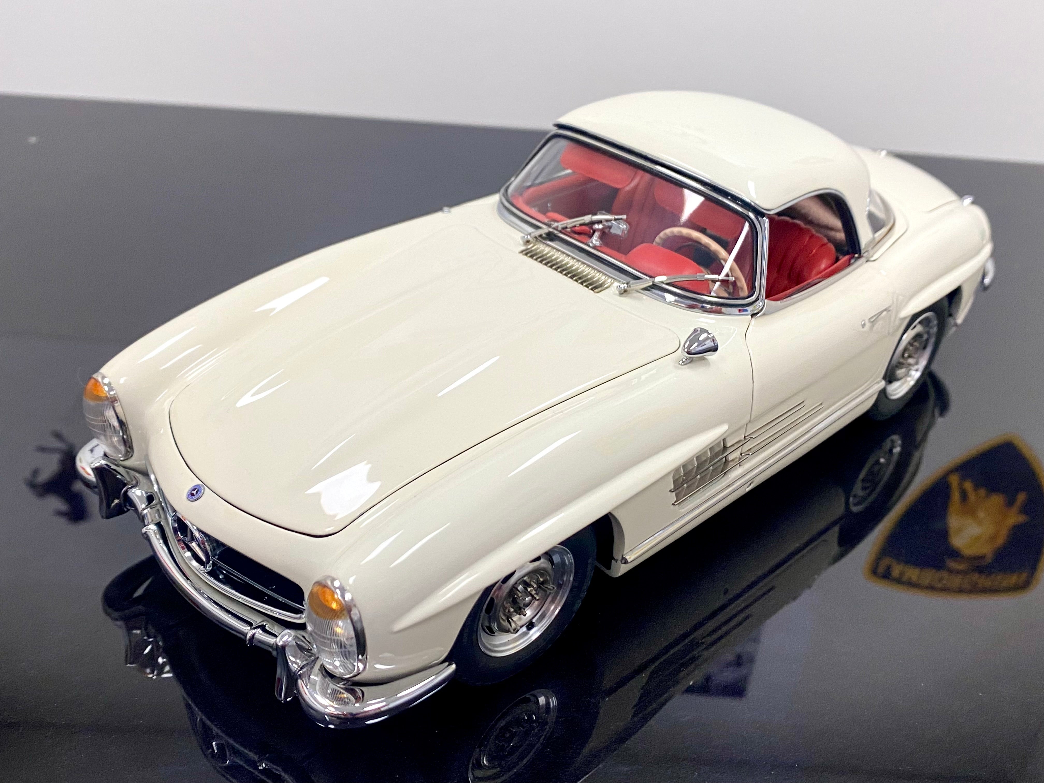 CMC 1:18 scale Mercedes 300SL M284 White with removable hardtop