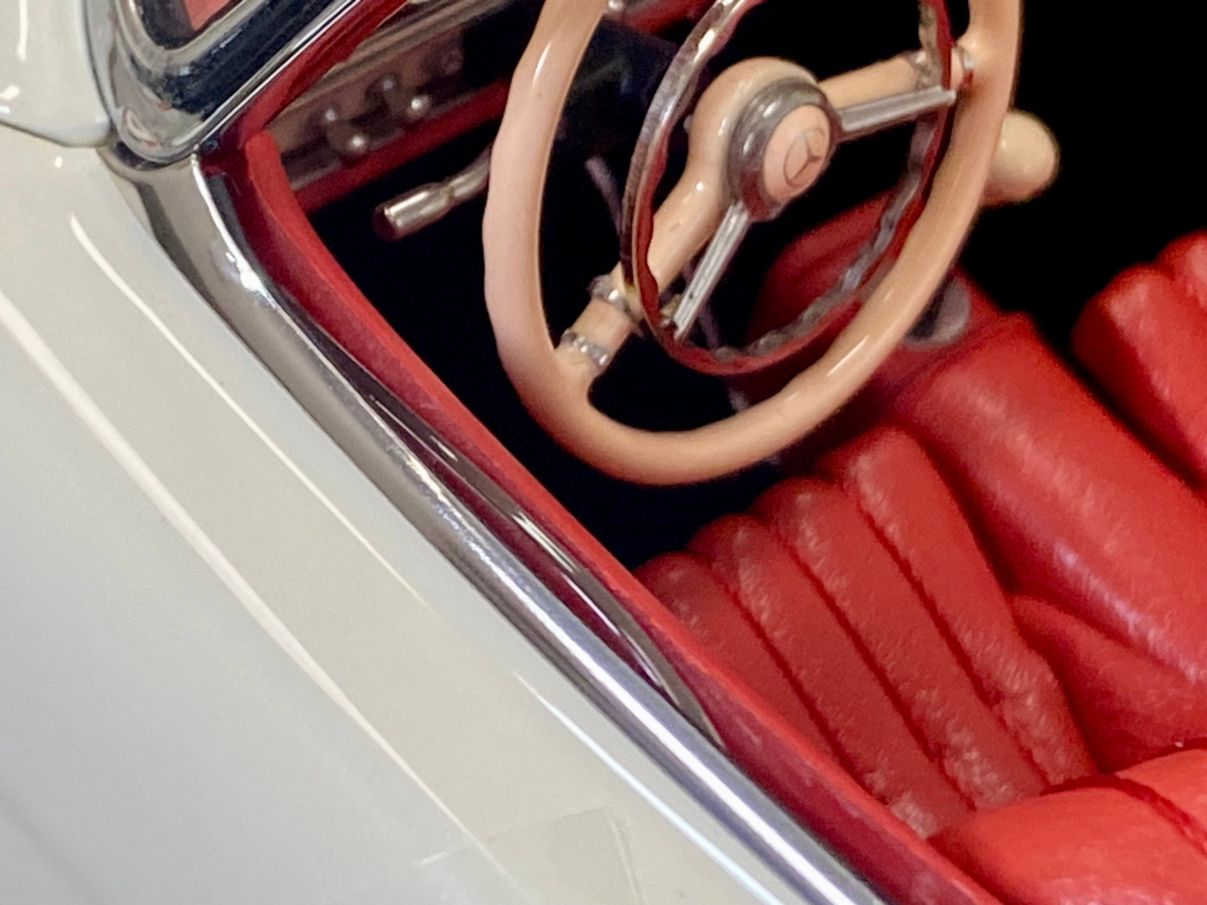 CMC 1:18 scale Mercedes 300SL M284 White with removable hardtop