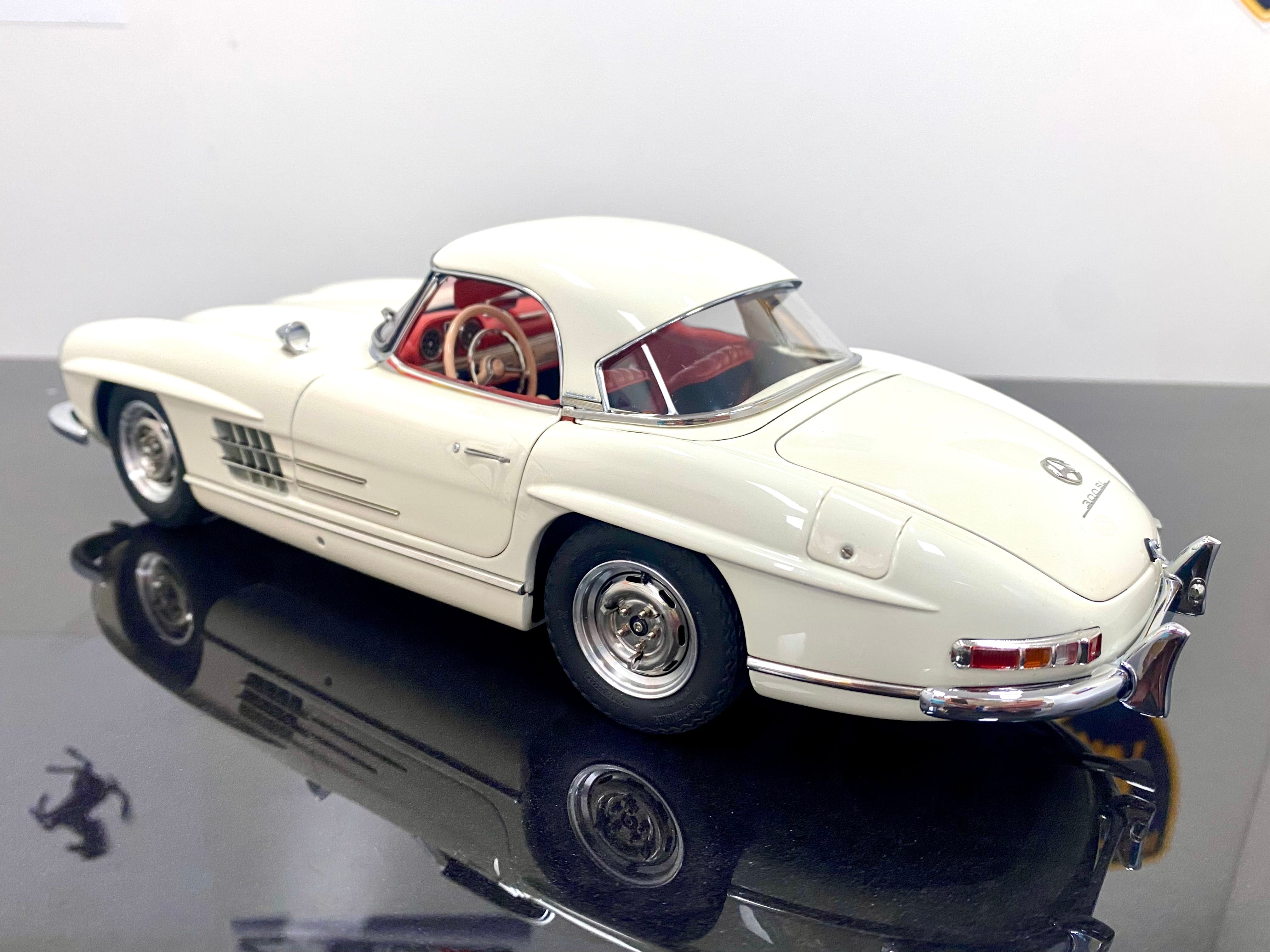 CMC 1:18 scale Mercedes 300SL M284 White with removable hardtop