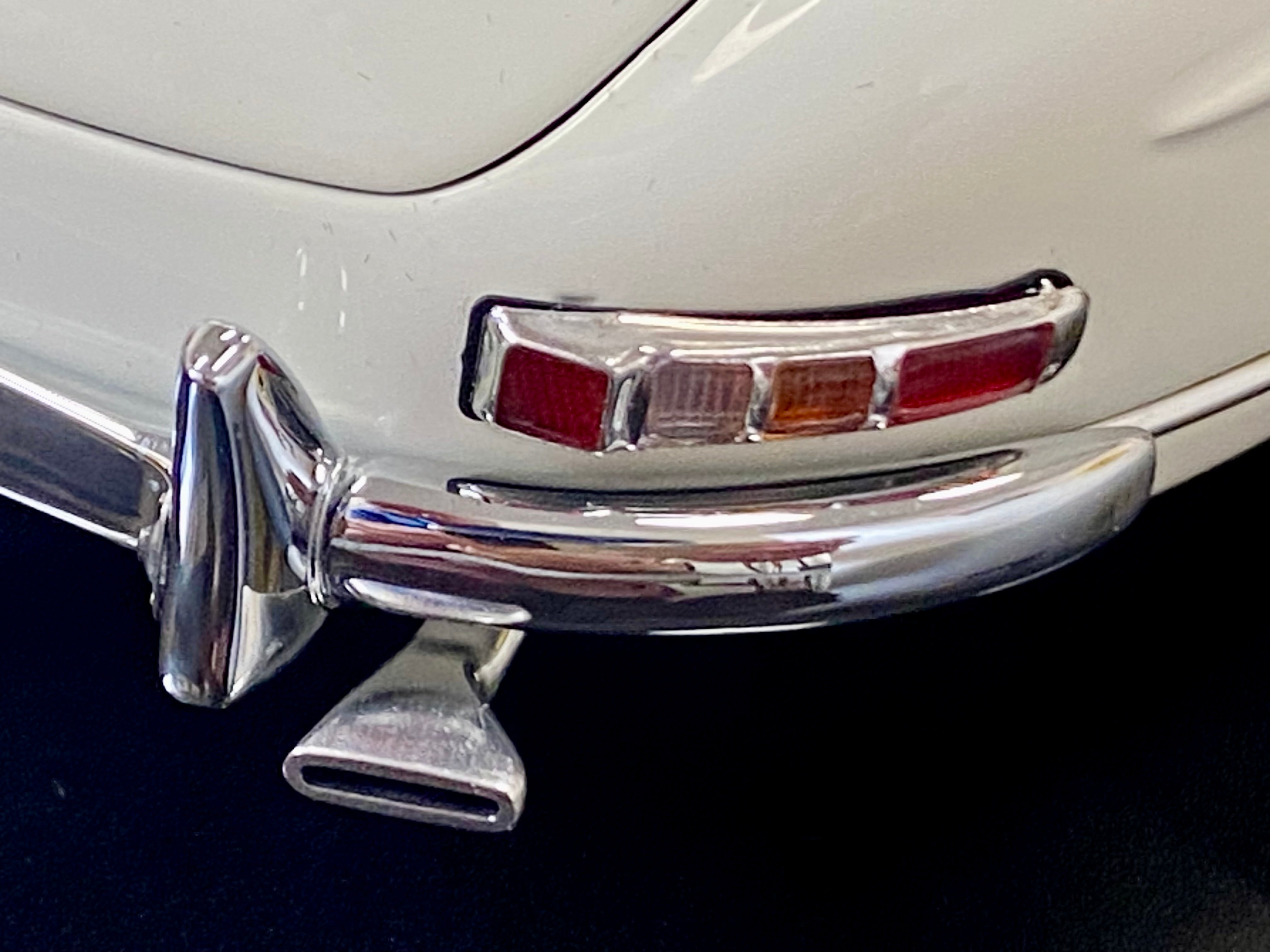 CMC 1:18 scale Mercedes 300SL M284 White with removable hardtop