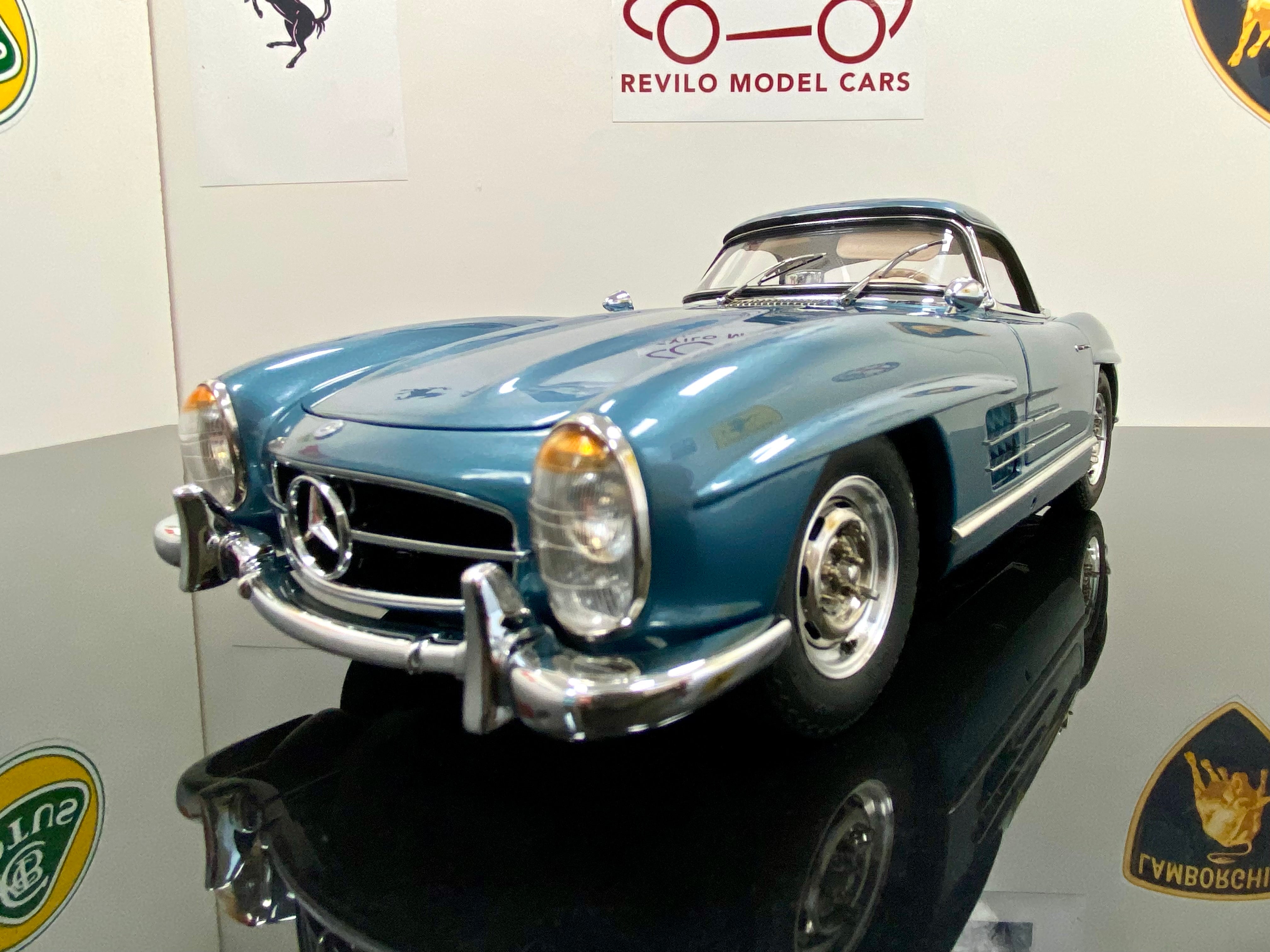 CMC 1:18 Mercedes 300SL M283 Blue with removable hardtop