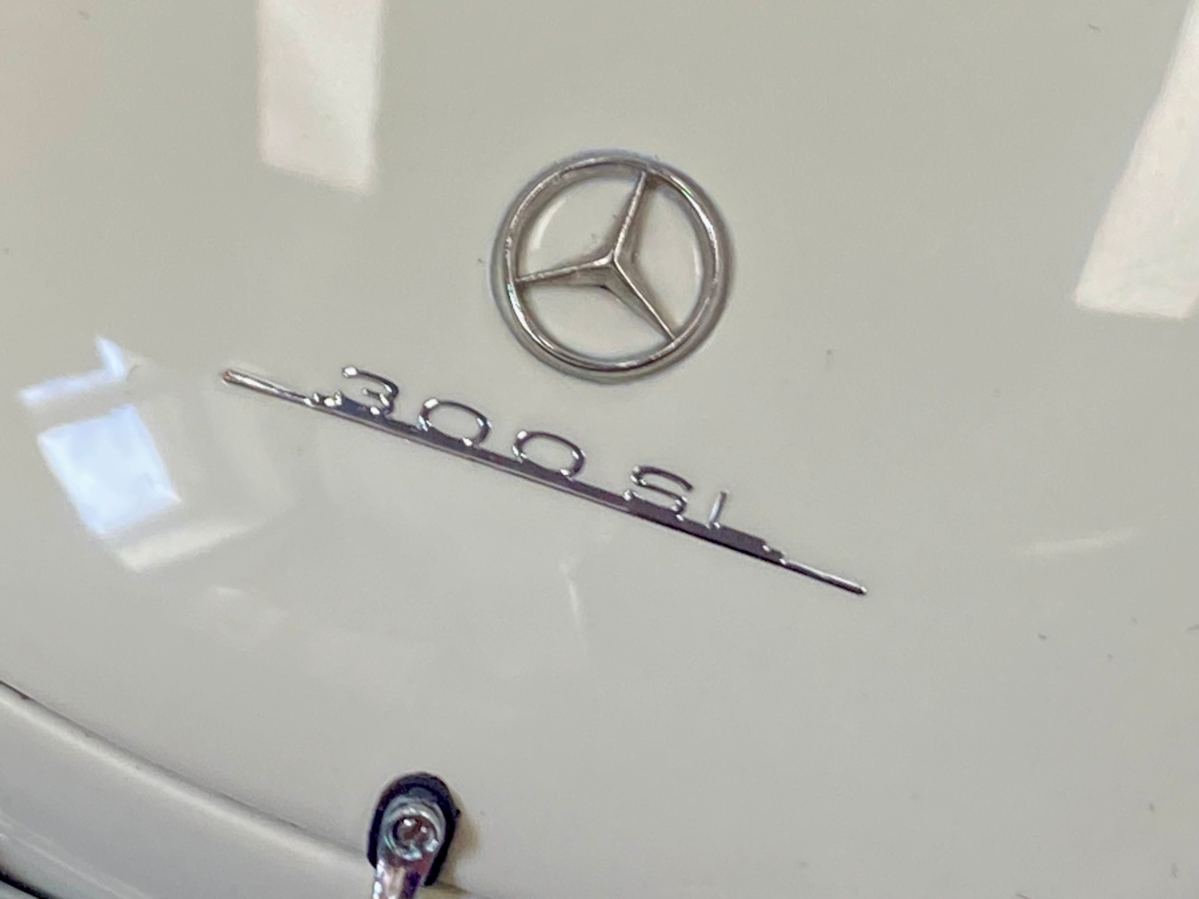 CMC 1:18 scale Mercedes 300SL M284 White with removable hardtop