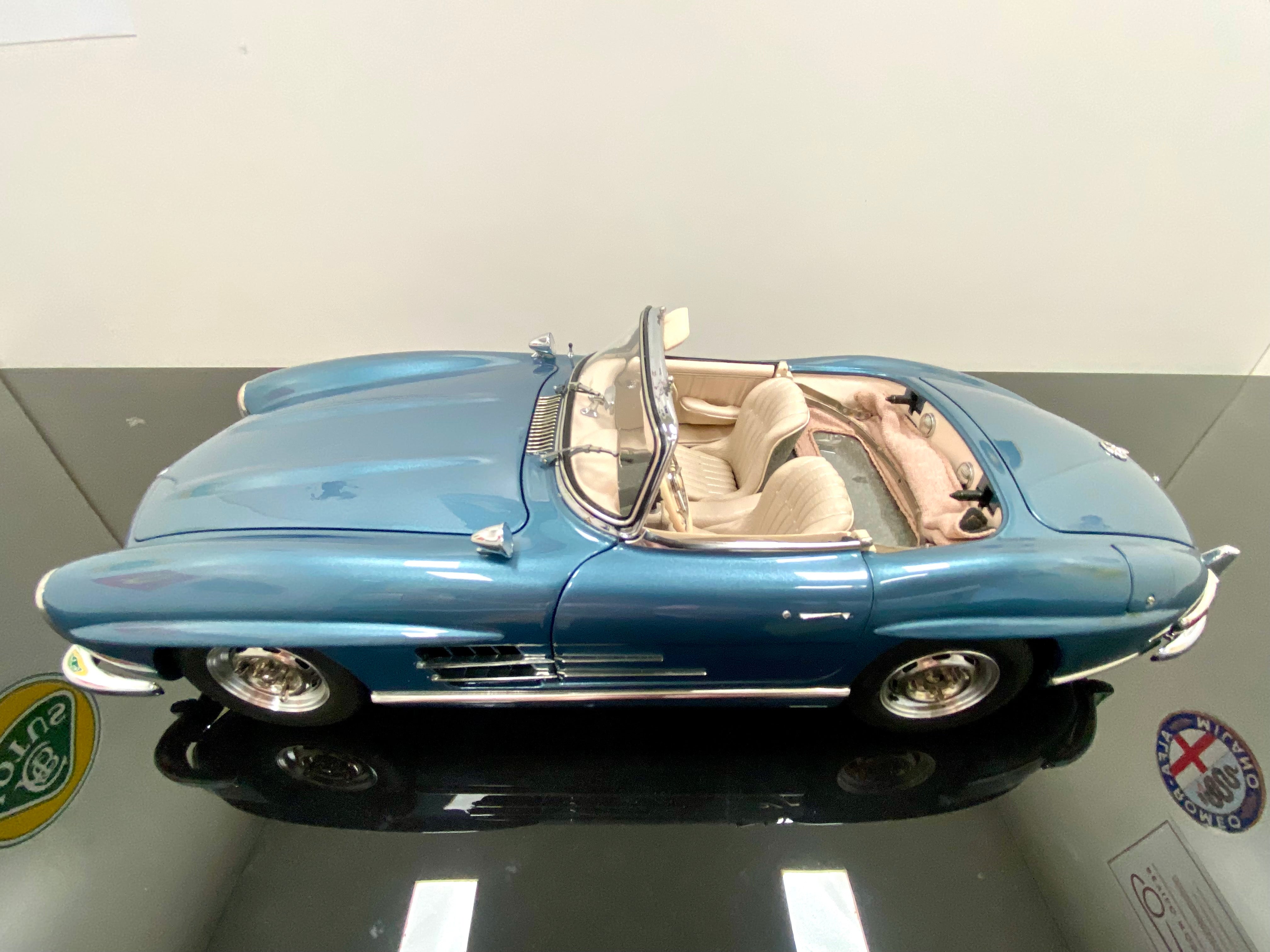 CMC 1:18 Mercedes 300SL M283 Blue with removable hardtop
