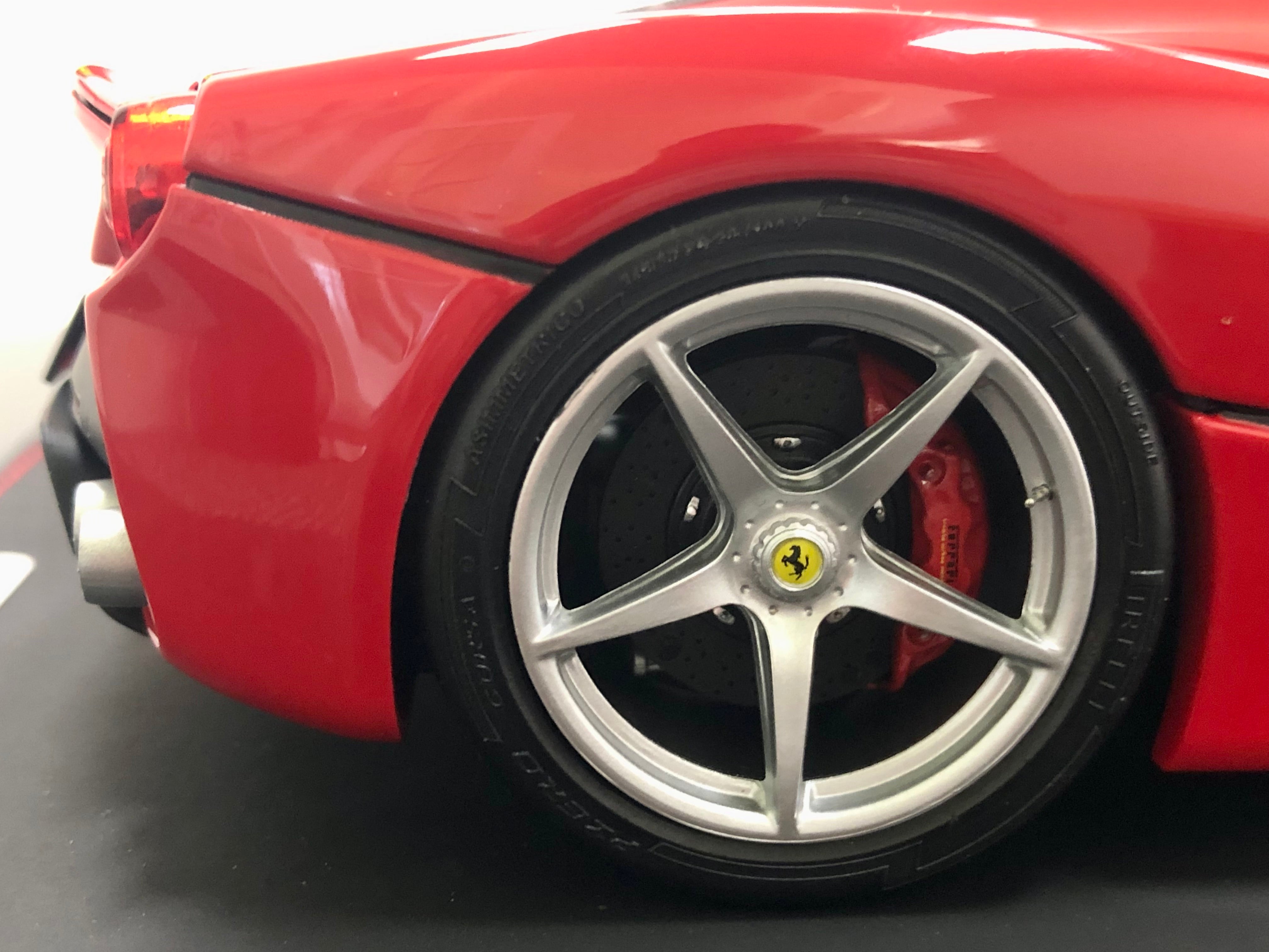 BBR La Ferrari escala 1:18 Diecast Red con techo negro