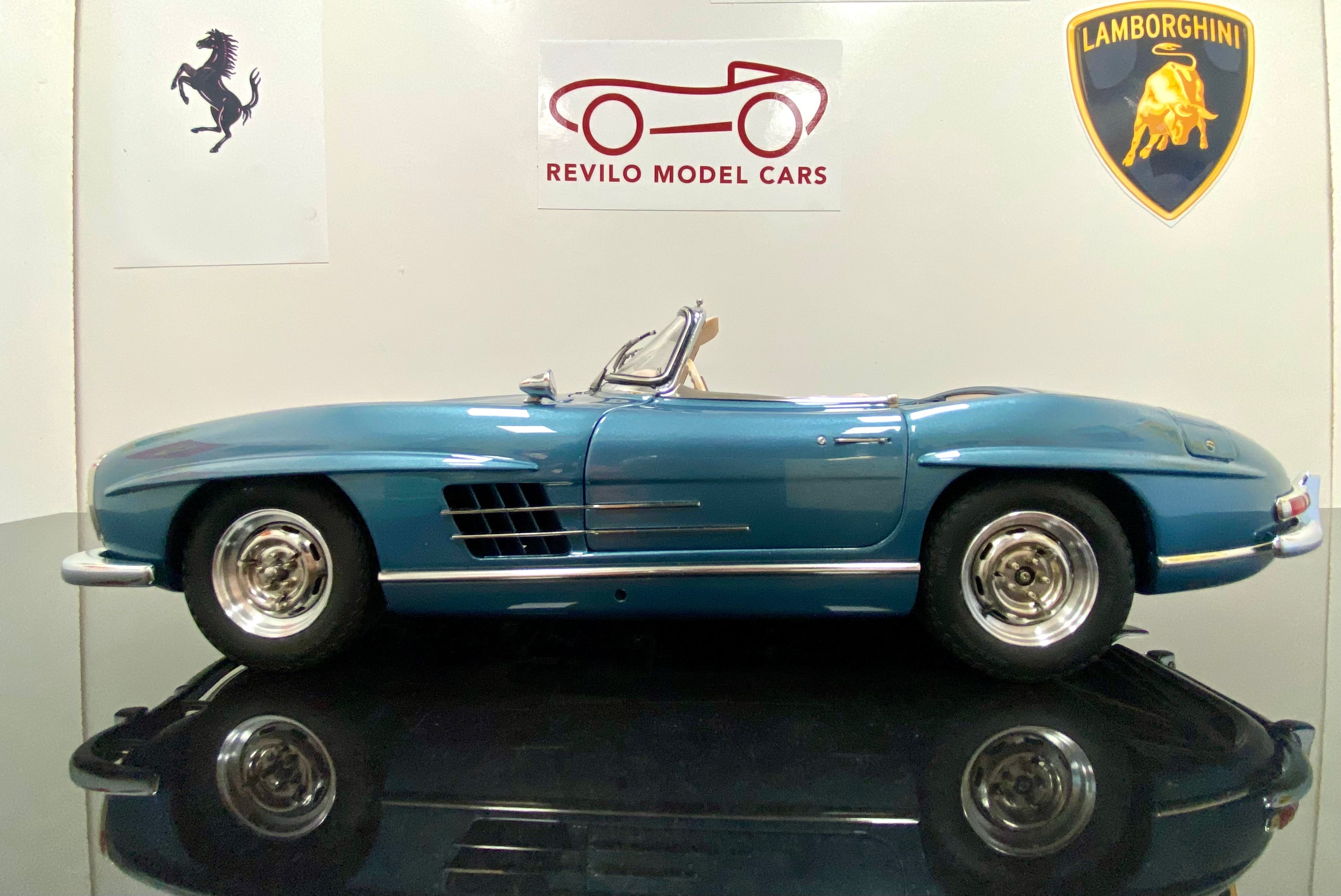 CMC 1:18 Mercedes 300SL M283 Blue with removable hardtop