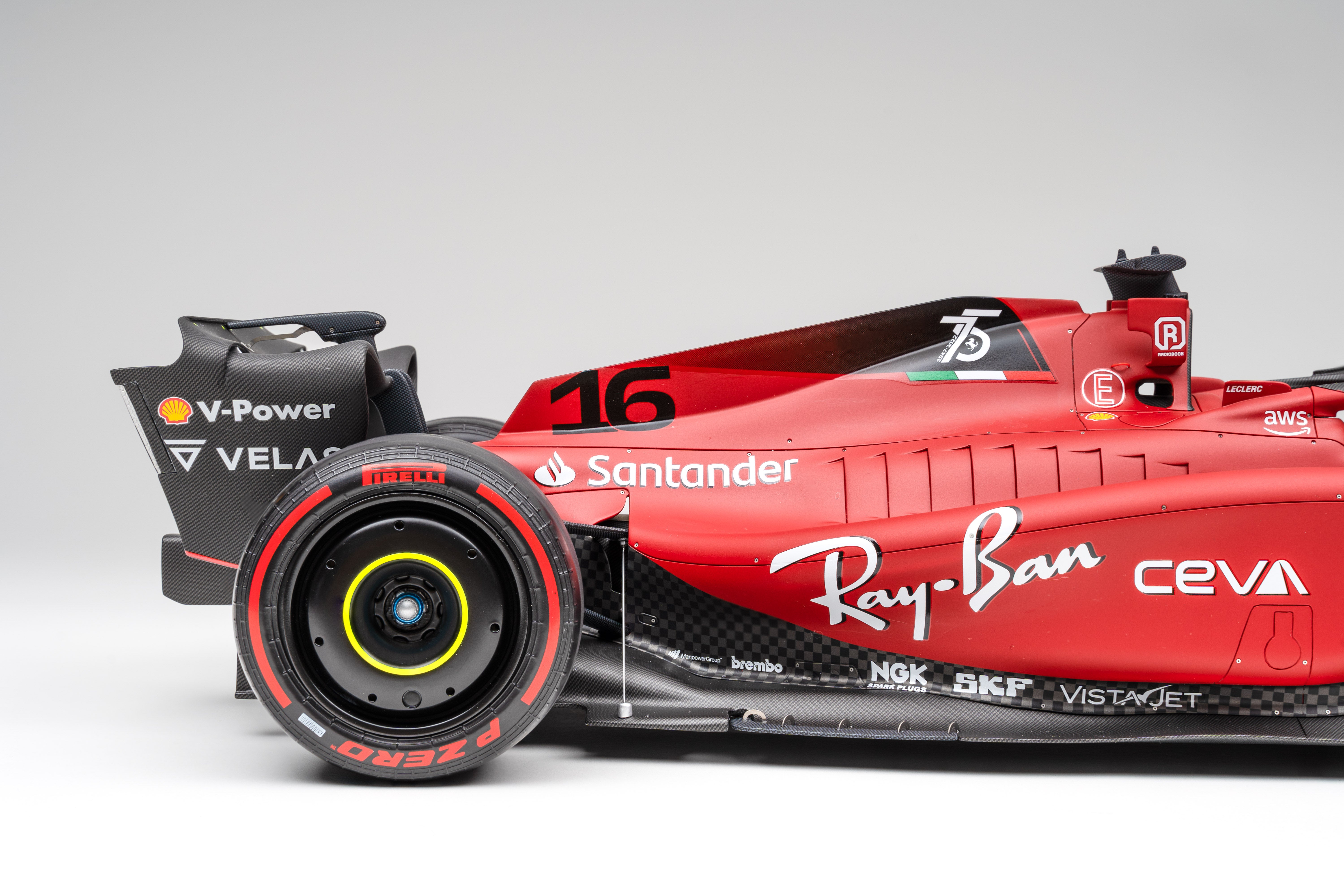 Amalgam Ferrari F1-75 1:8 scale 2022 #16 Leclerc