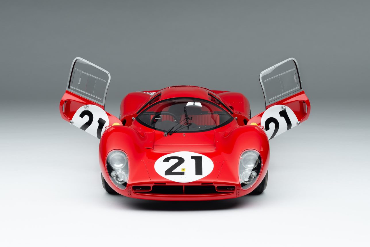 Amalgam Ferrari 330 P4 1:8 scale