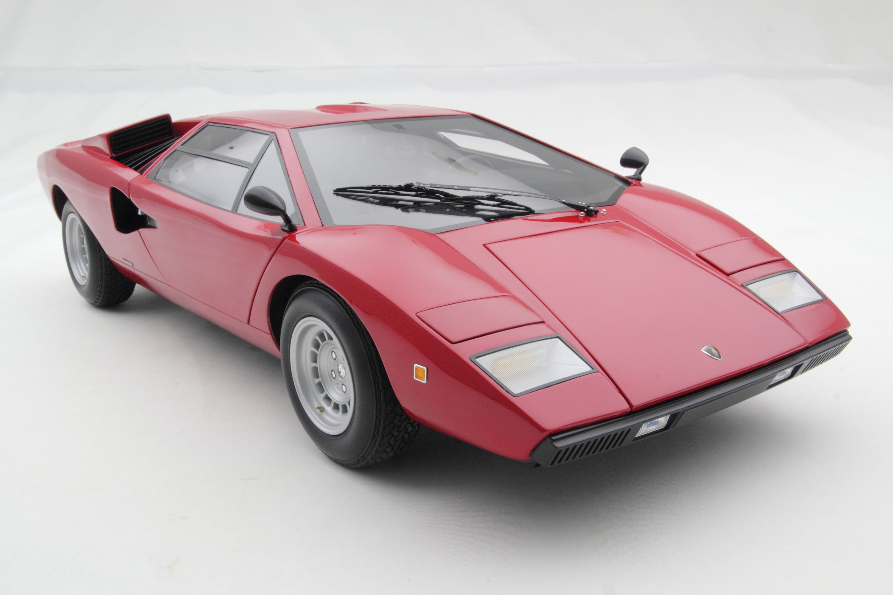 Amalgam 1:8 scale Lamborghini Countach