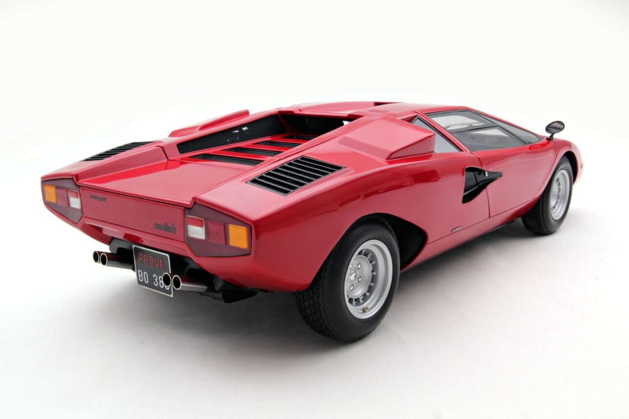 Amalgam 1:8 scale Lamborghini Countach