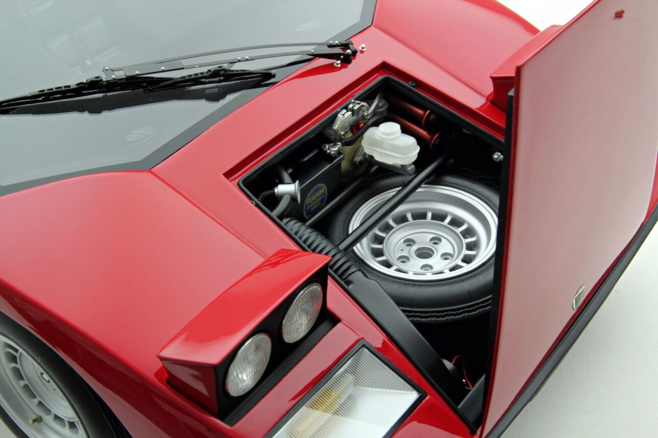 Amalgam 1:8 scale Lamborghini Countach