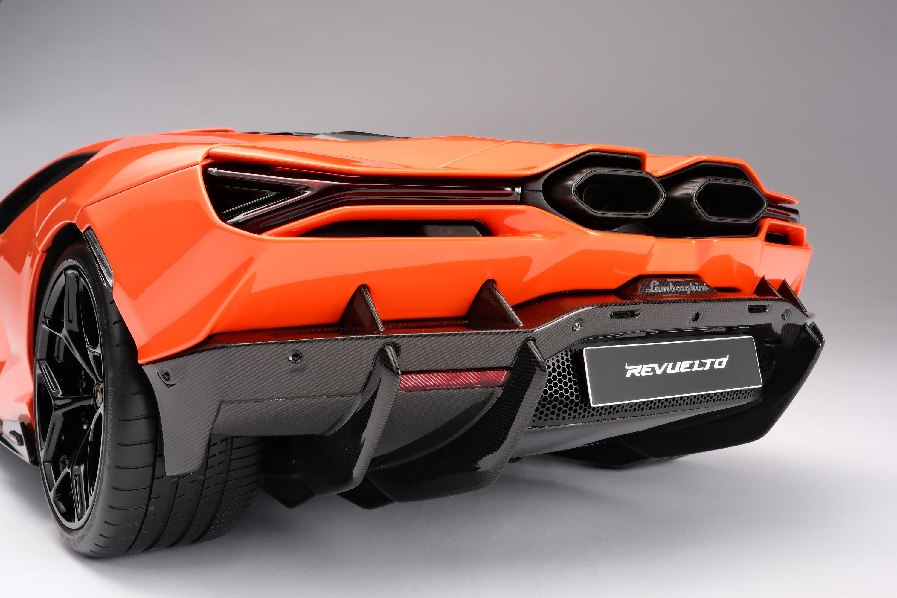 Amalgam 1:8 scale Lamborghini Revuelto