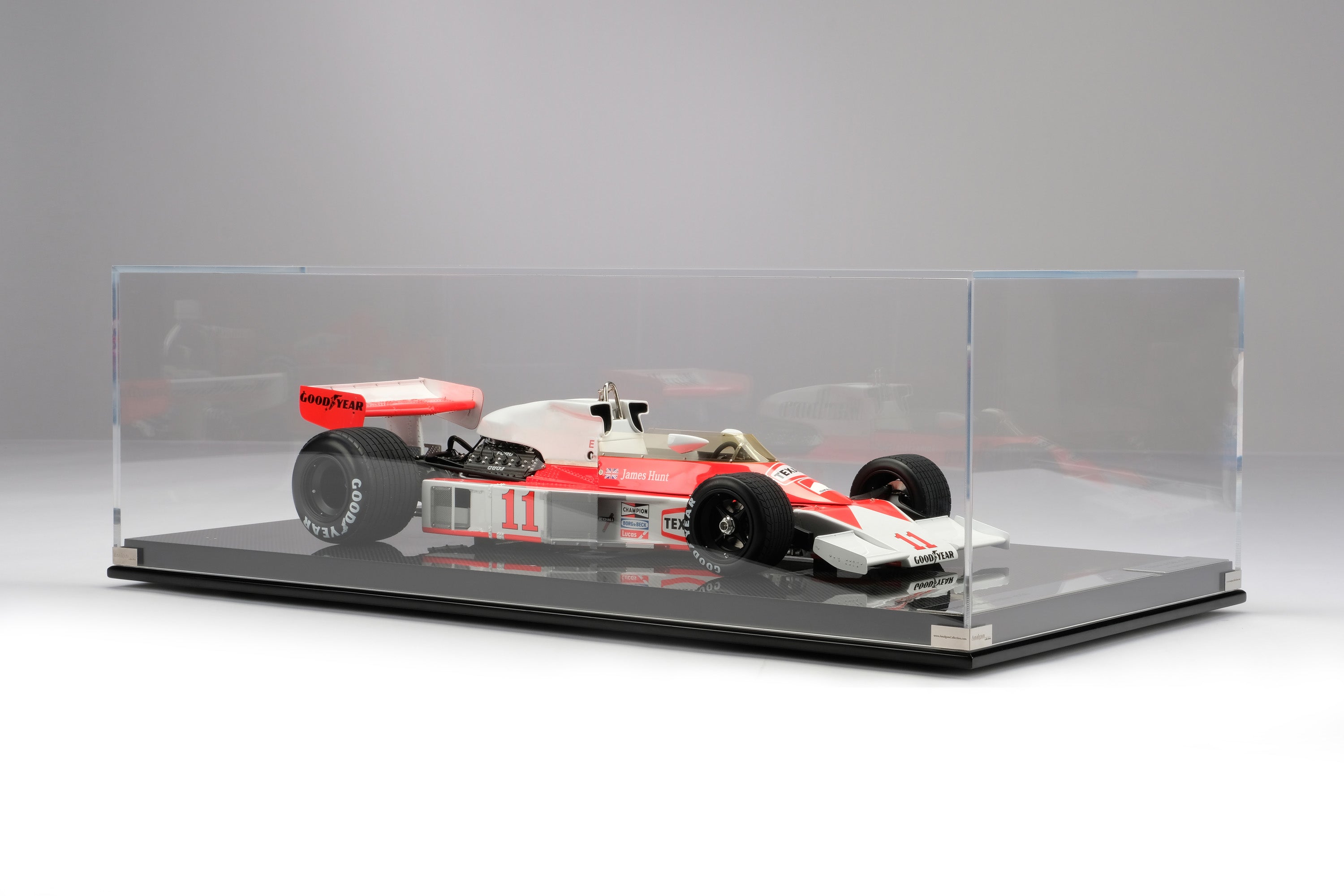 Amalgam 1:8 scale McLaren M23 1976 James Hunt