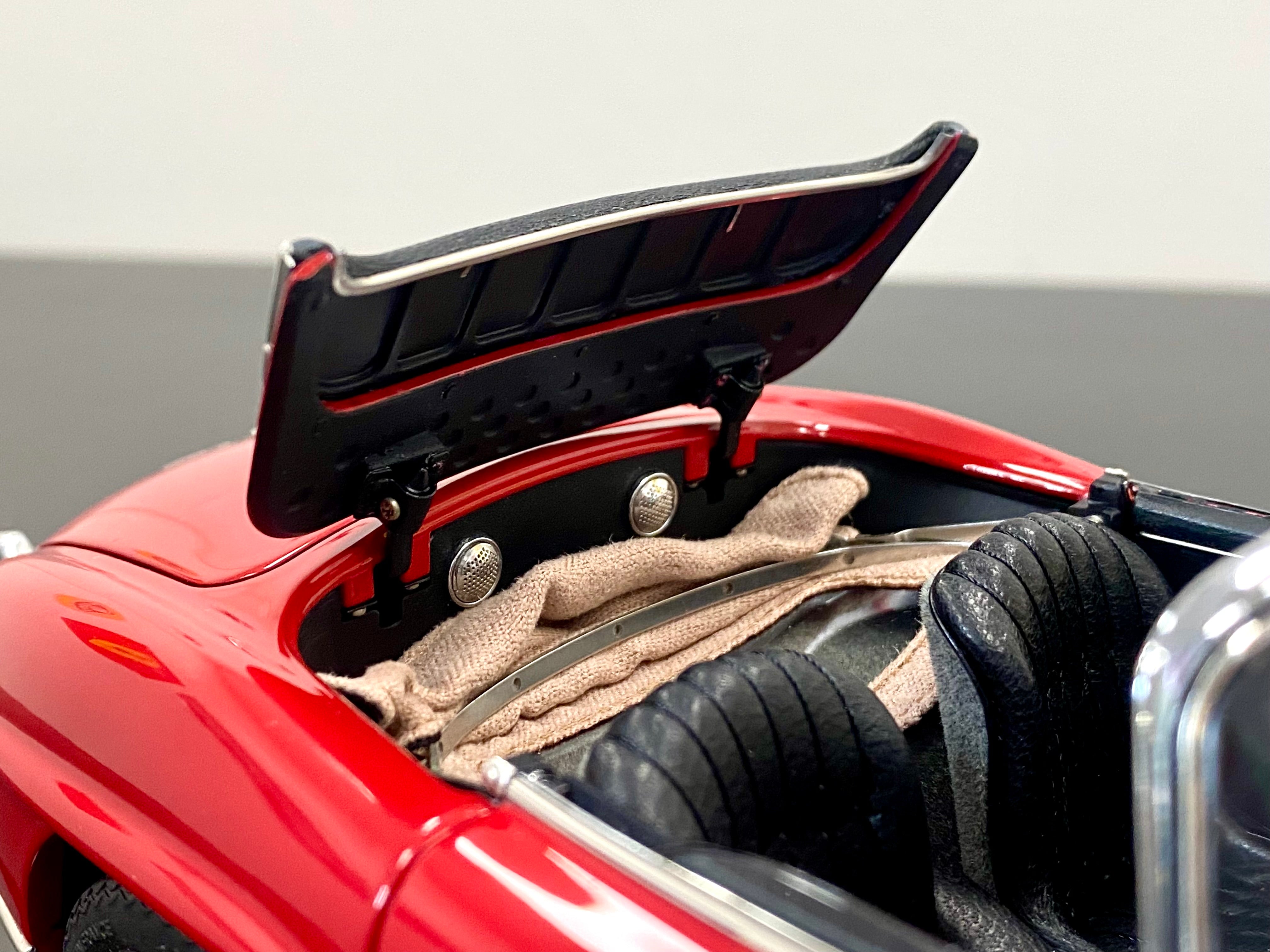 CMC 1:18 Mercedes 300 SL Roadster open top M282
