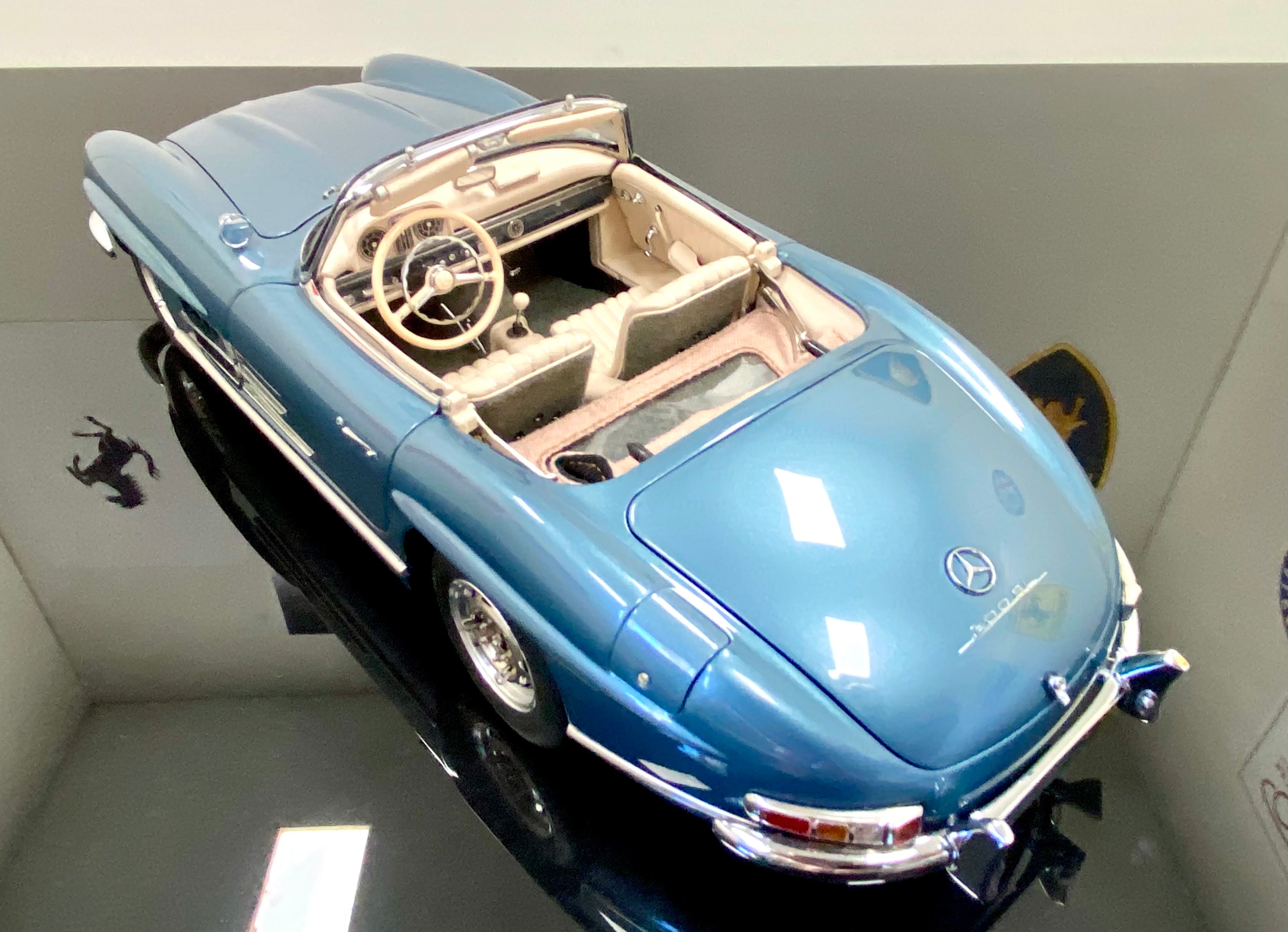 CMC 1:18 Mercedes 300SL M283 Blue with removable hardtop