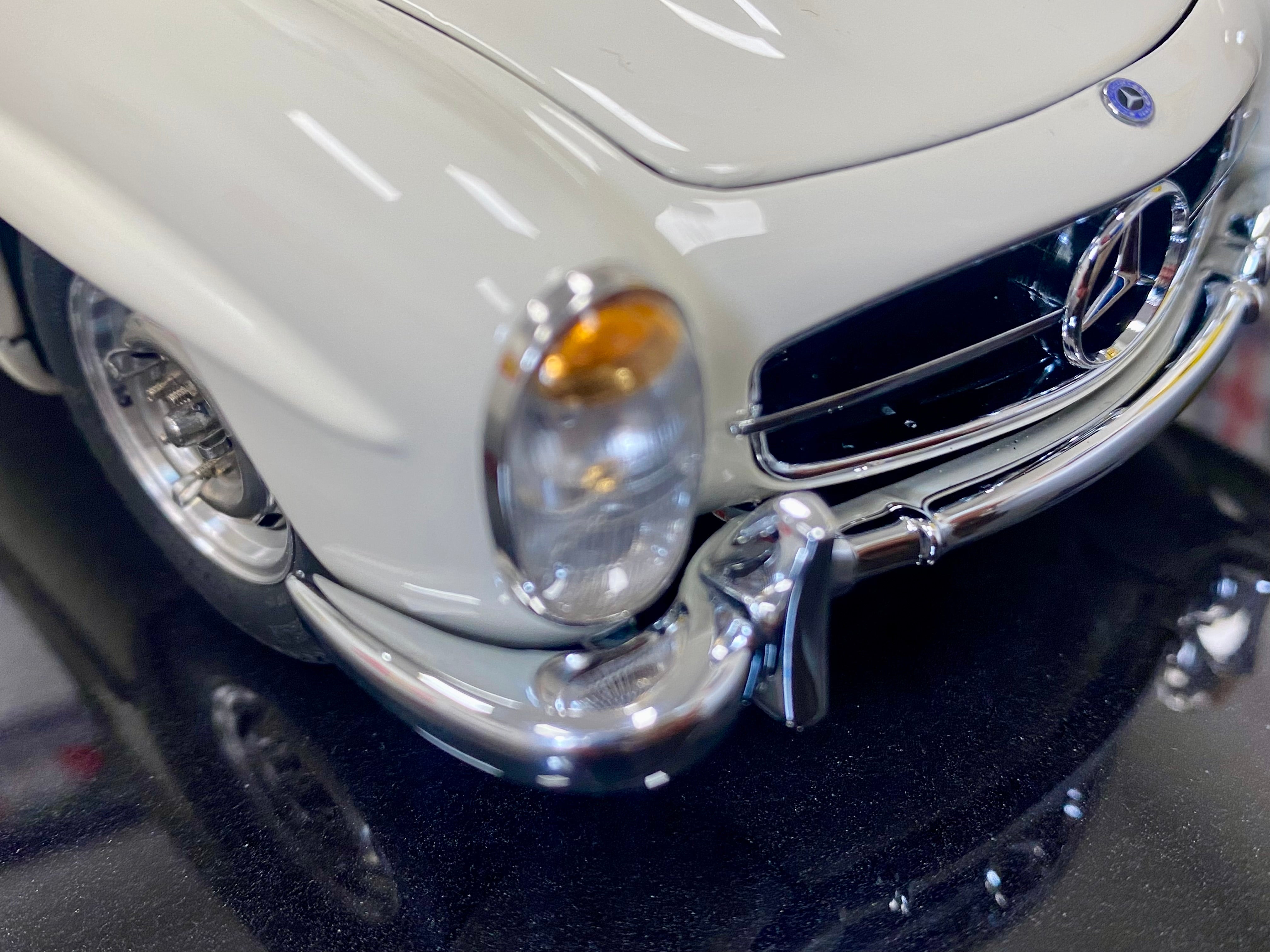 CMC 1:18 scale Mercedes 300SL M284 White with removable hardtop