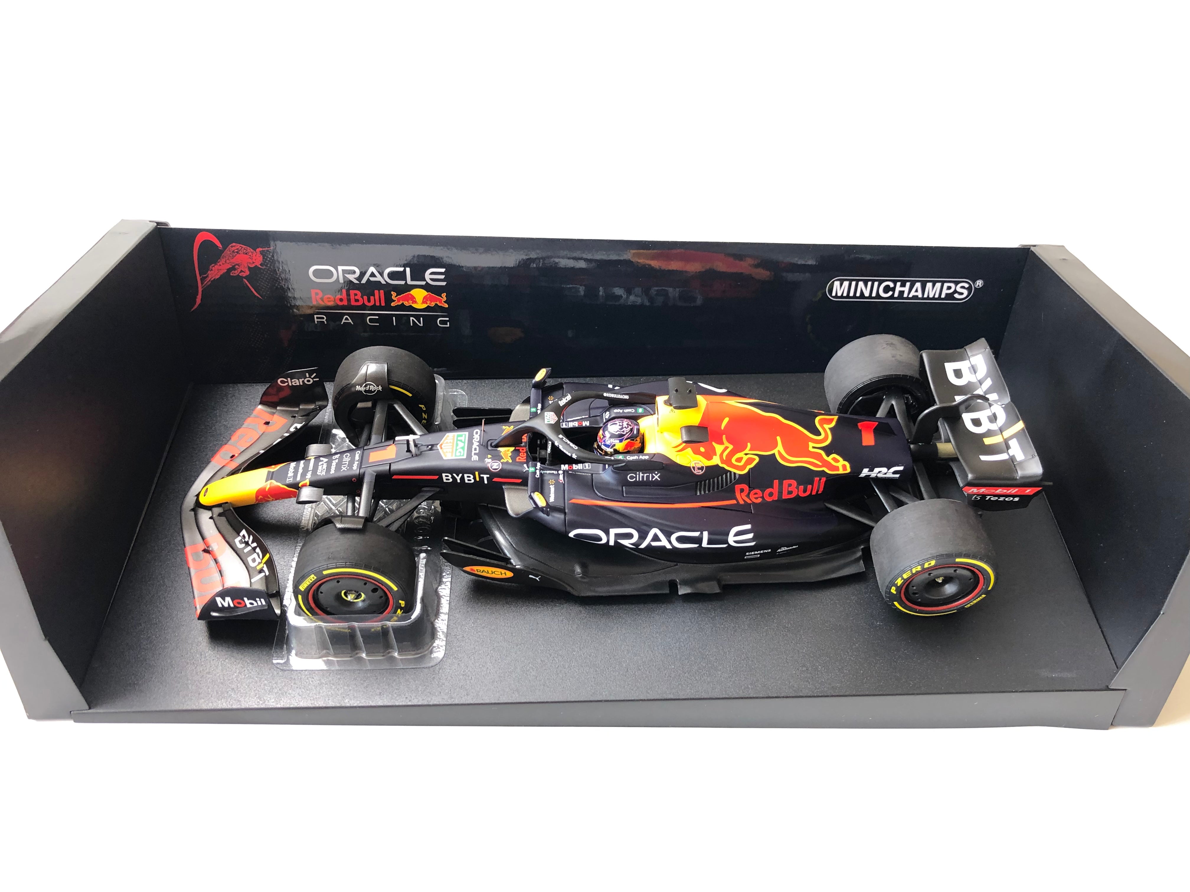 Minichamps 1:18 scale 2022 Red Bull RB18 #1 Max Verstappen