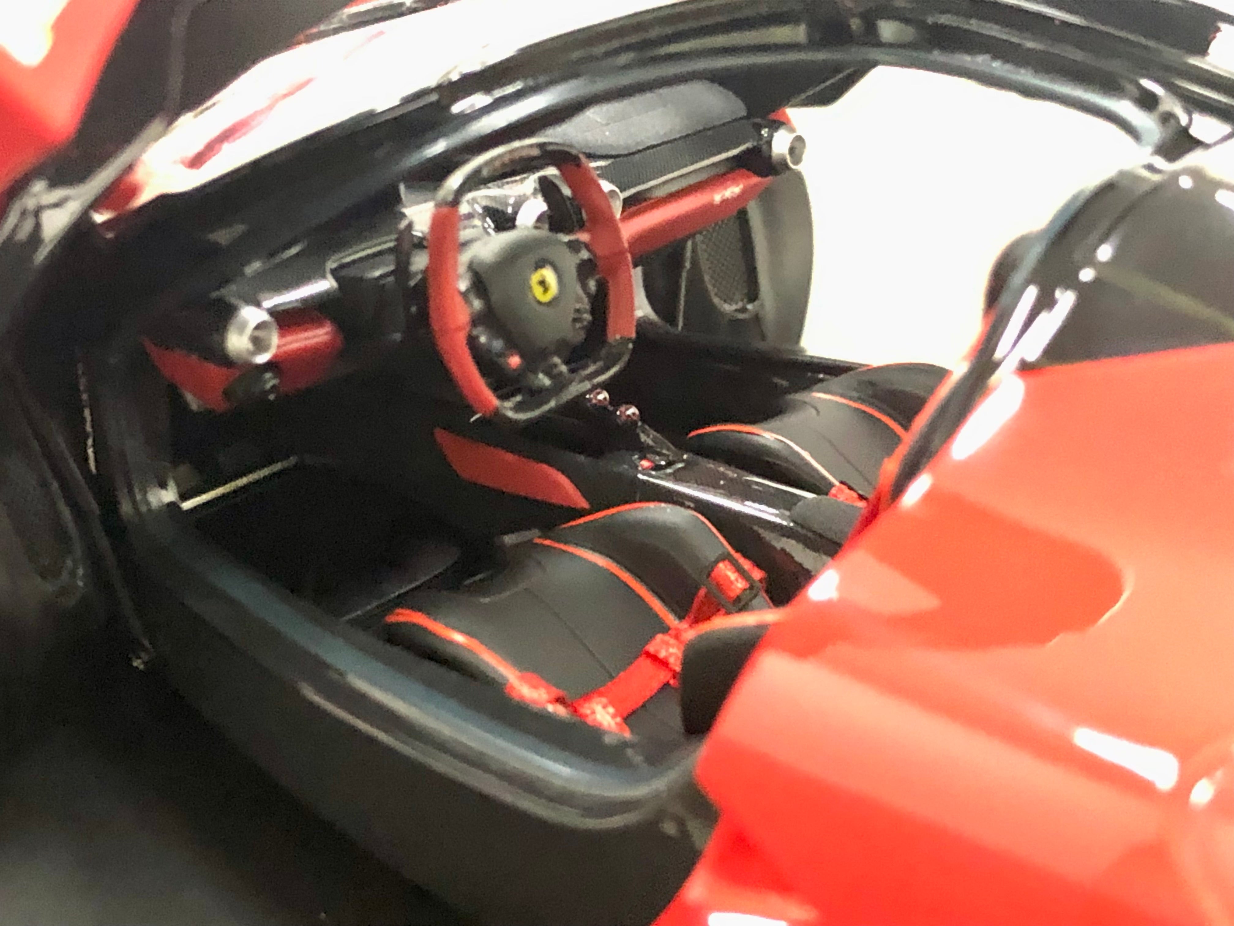 BBR La Ferrari escala 1:18 Diecast Red con techo negro