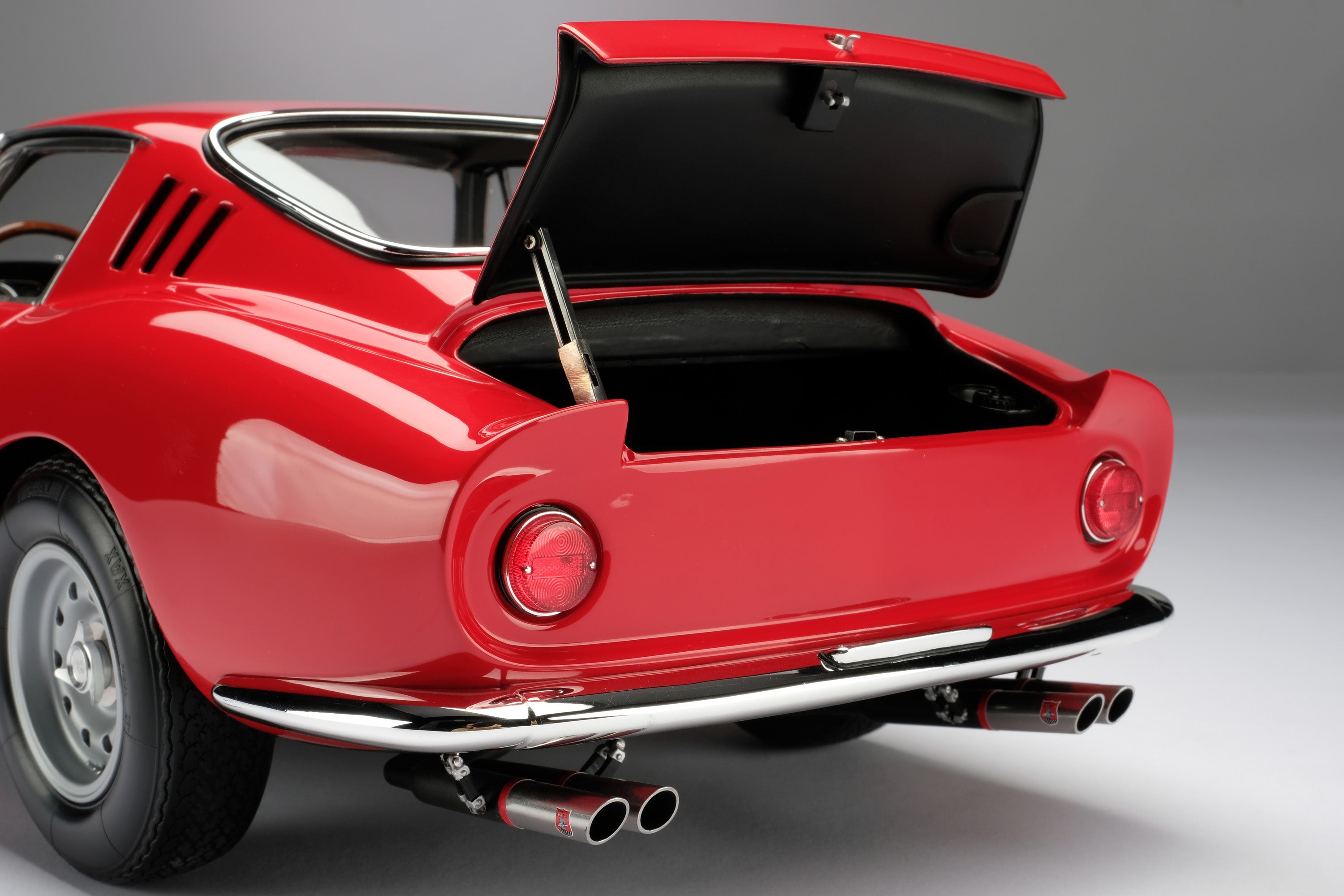 Amalgam 1:8 scale Ferrari 275 GTB/4