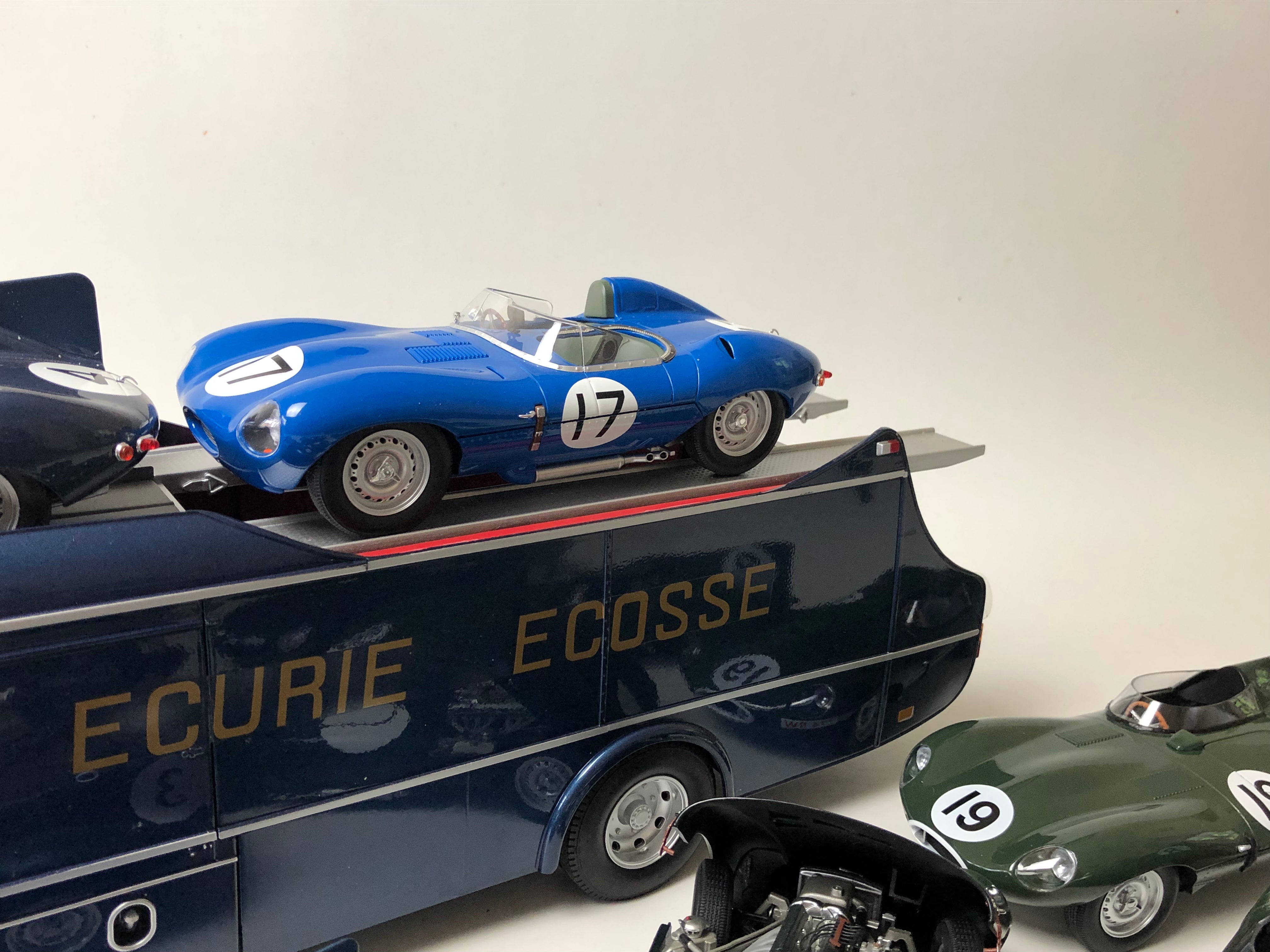 1959 Ecurie Ecosse Race Transporter escala 1:18