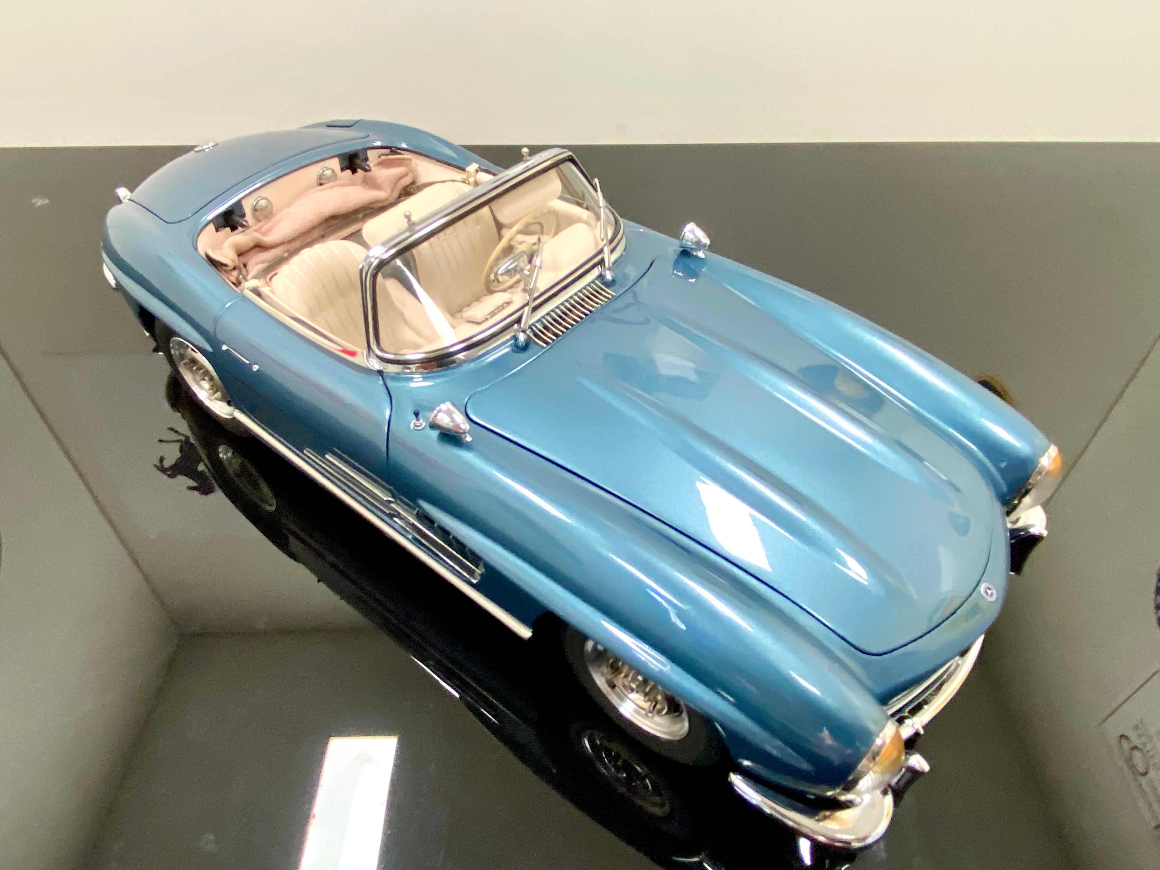 CMC 1:18 Mercedes 300SL M283 Blue with removable hardtop