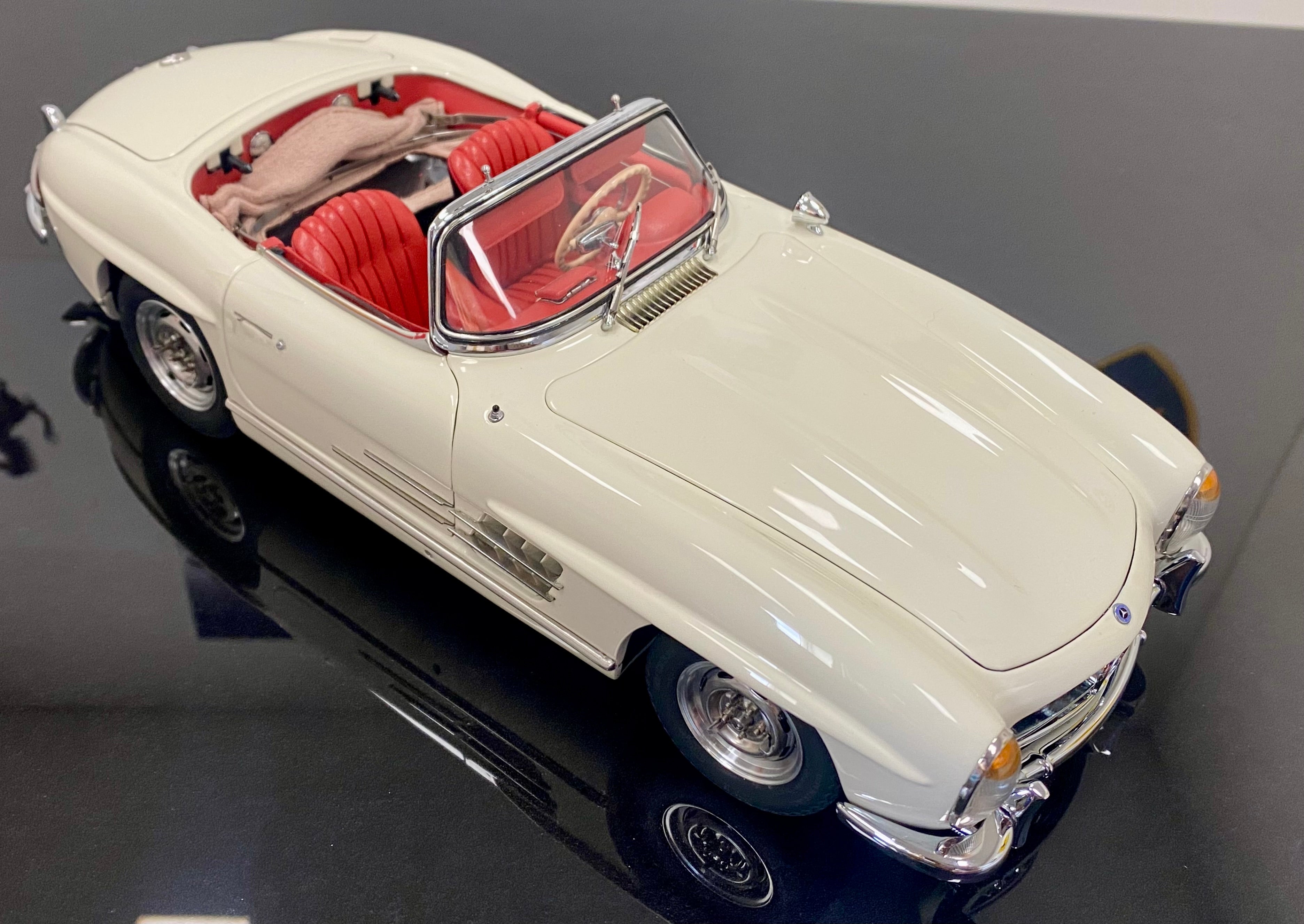 CMC 1:18 scale Mercedes 300SL M284 White with removable hardtop