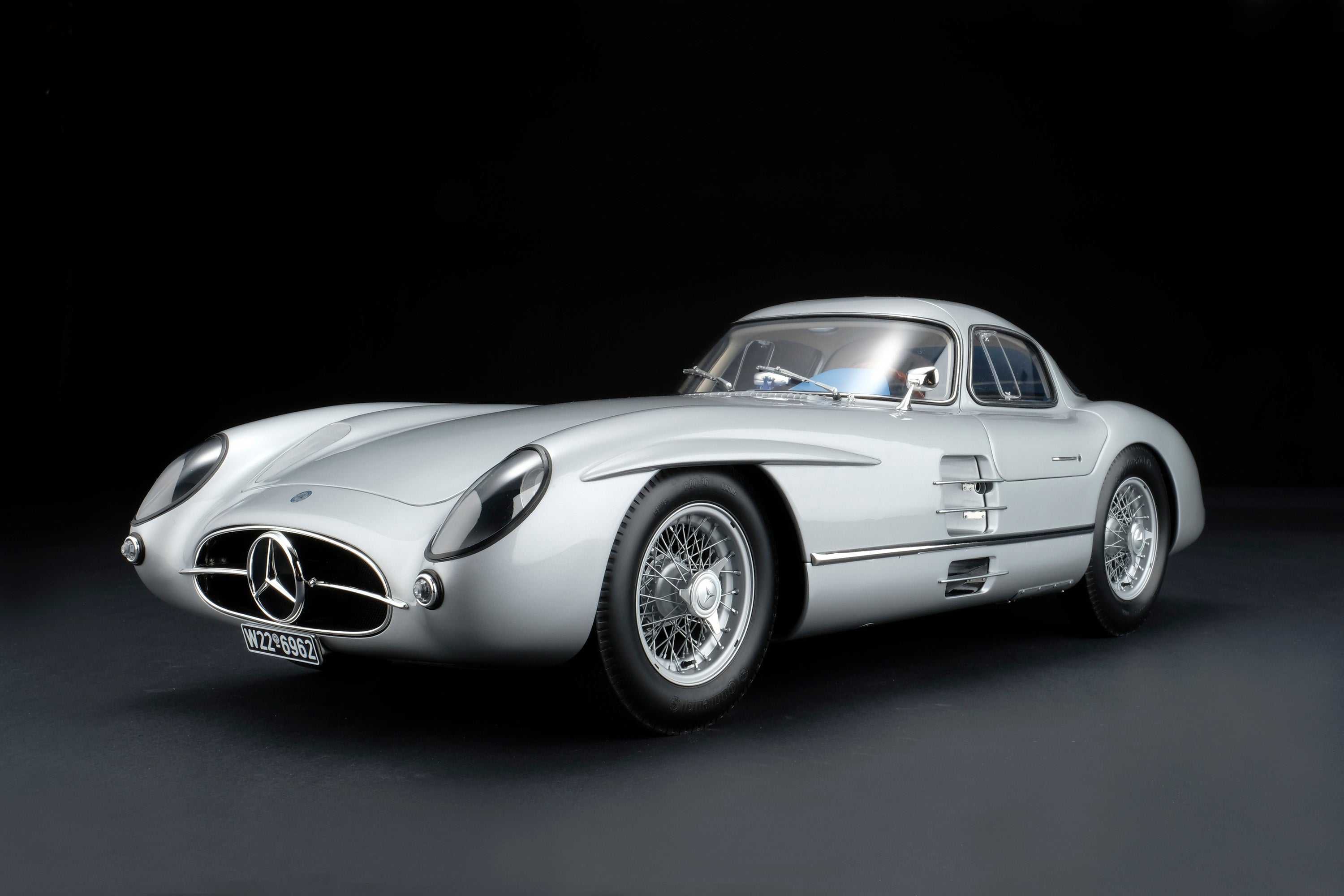Amalgam 1:8 scale Mercedes 300SLR Uhlenhaut